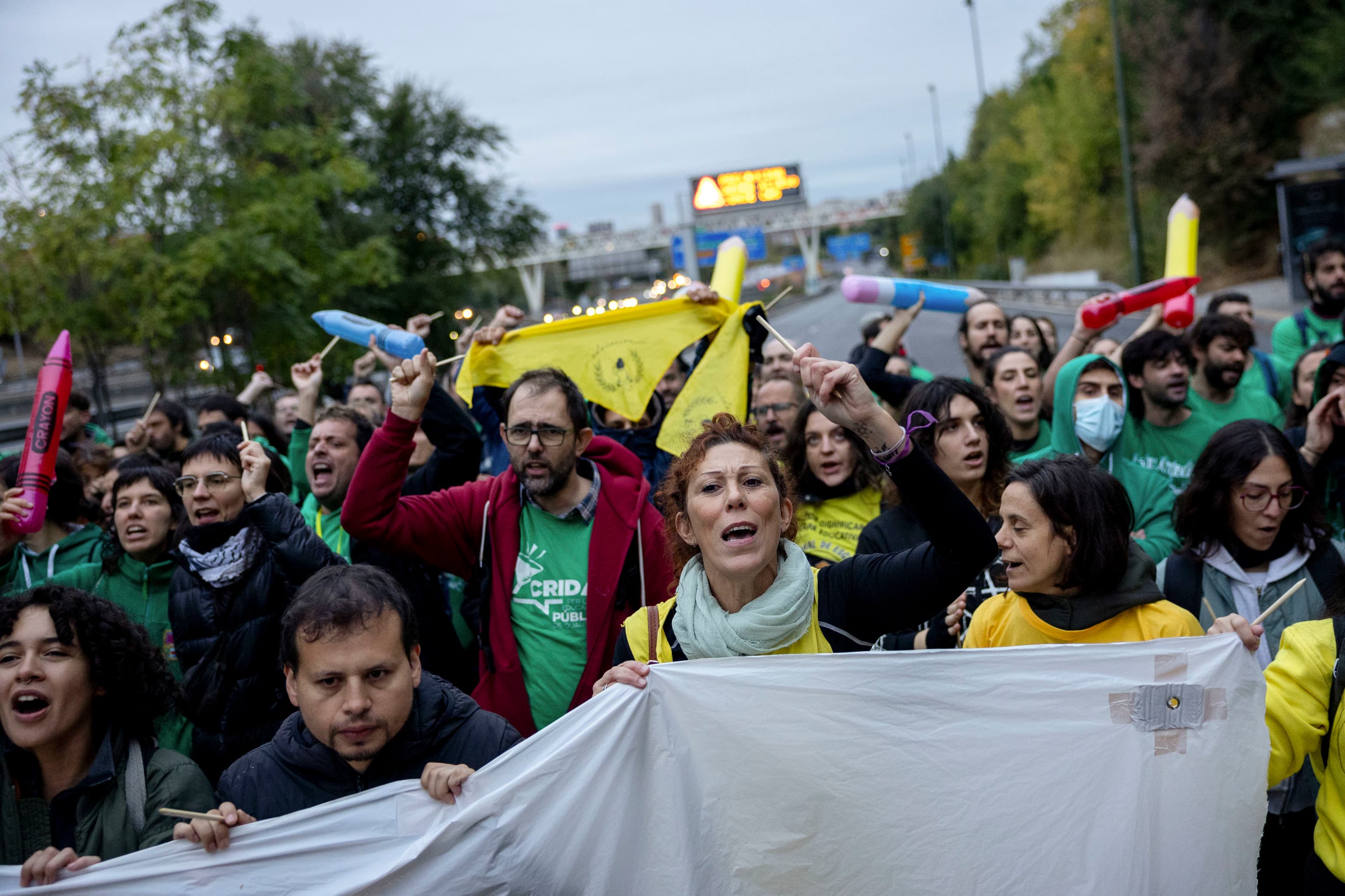 Los profesores en huelga cortan la A-3 en la entrada a Madrid
