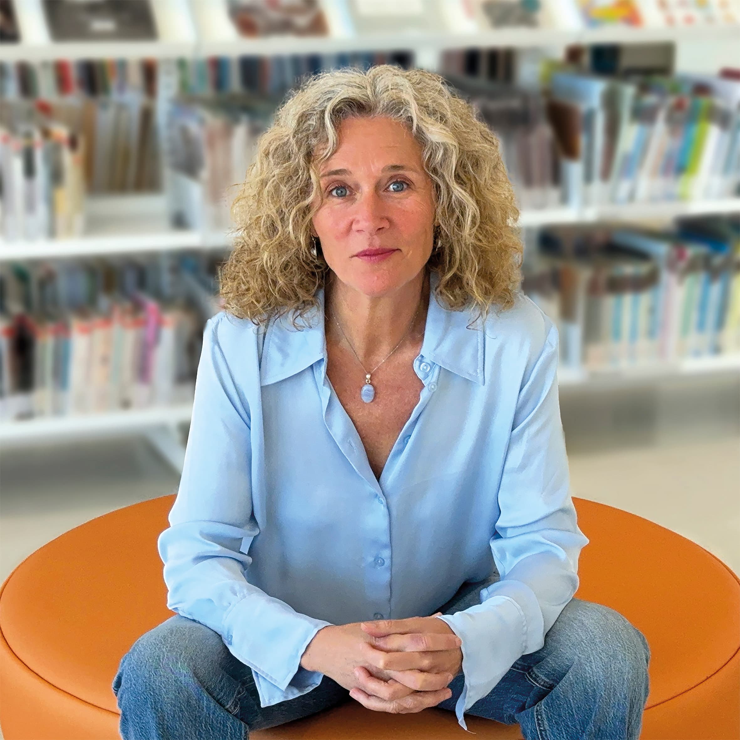 Montse Perelló, la grafóloga que explica cómo cambiar la letra para mejorar la vida: "Quienes no enlazan el trazo tienen miedo a amar"