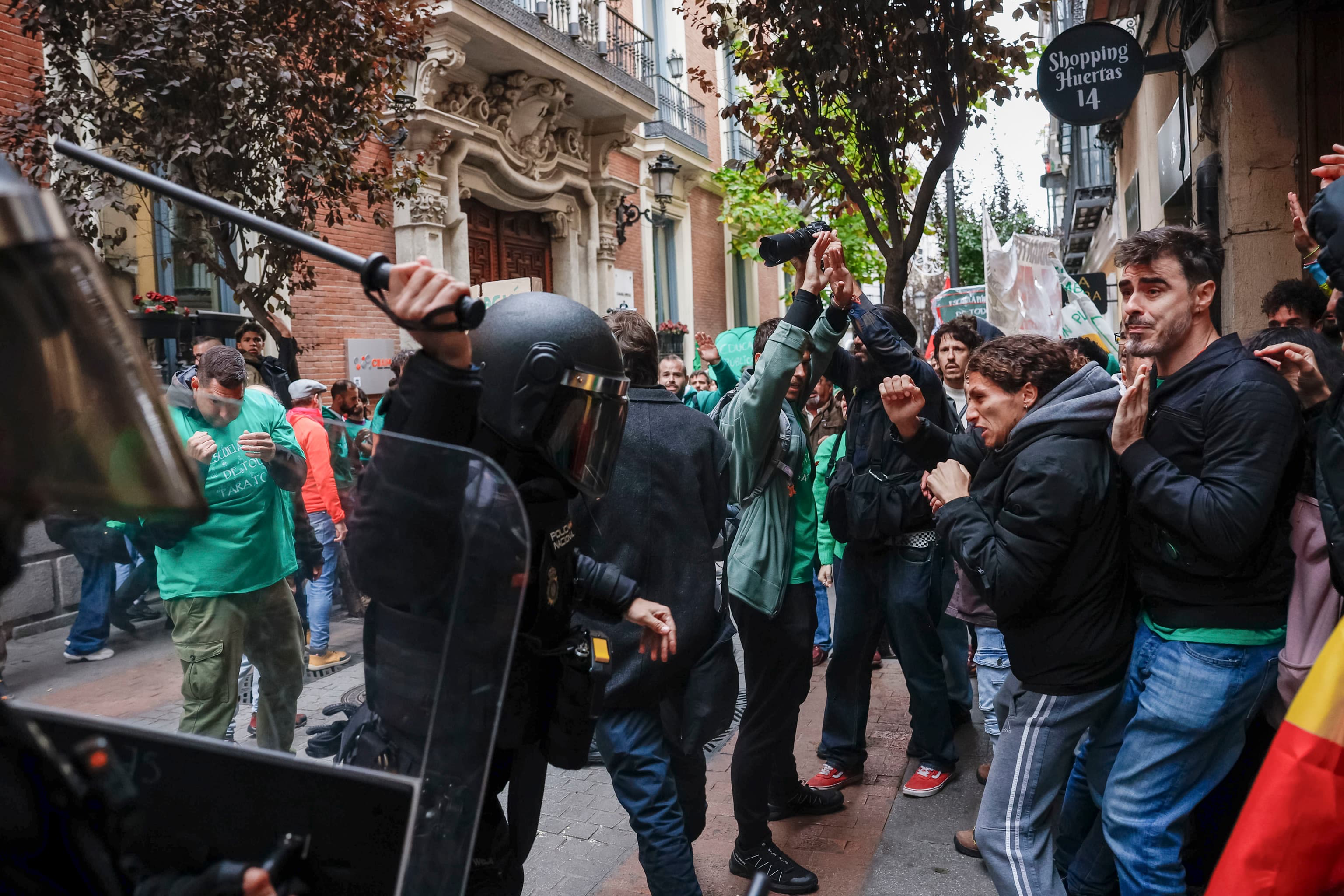 Escrache multitudinario contra Ayuso, que responsabiliza a la Delegación y a Sánchez: "¿Lo que vemos en Europa va a trasladarse a Madrid?"