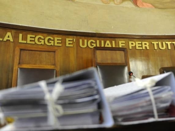 Un marido revela que es gay; su esposa lo demanda y reclama 50.000 euros por los hijos que nunca tuvieron