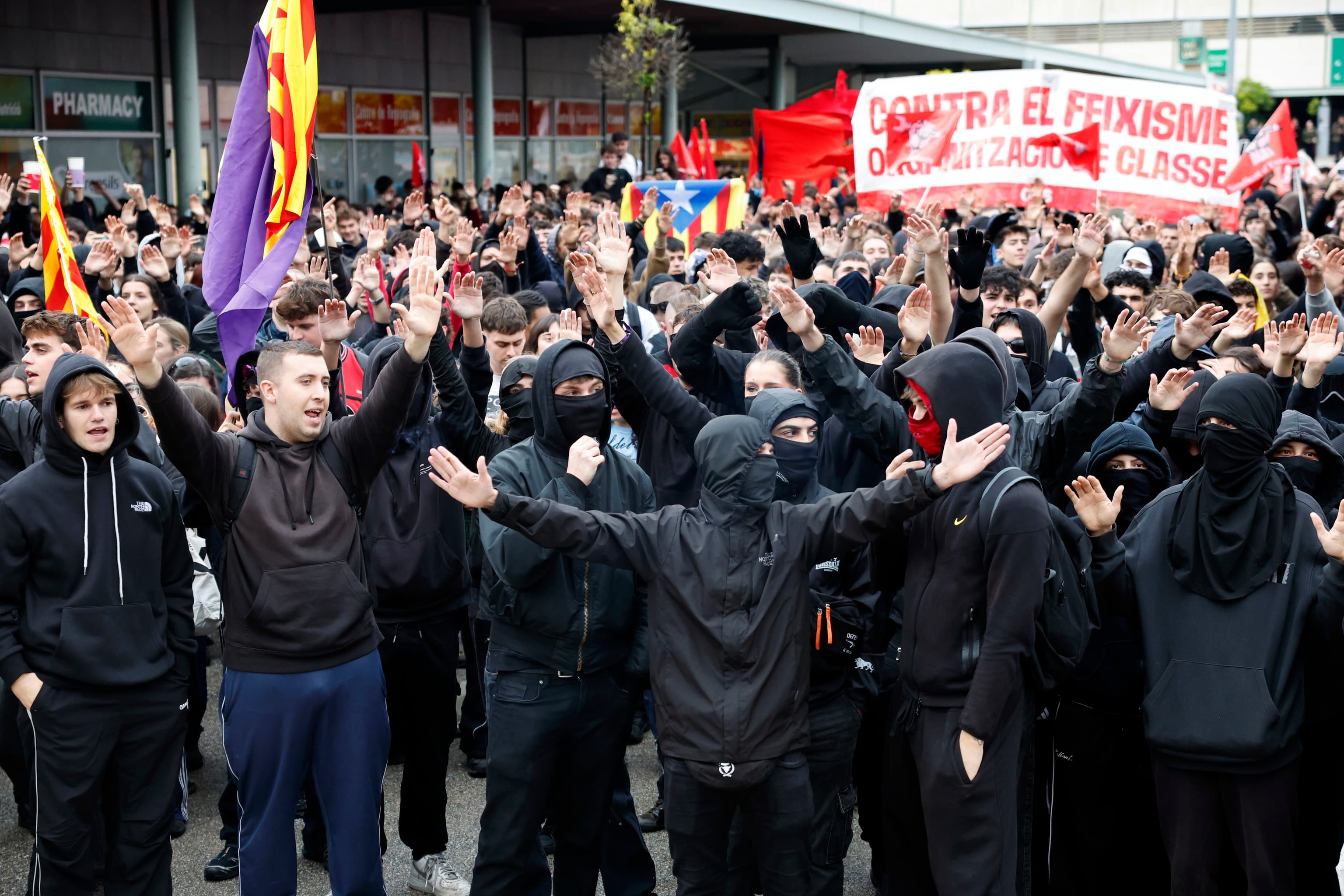 Los Mossos impiden la entrada de Vito Quiles a la UAB y la manifestación en su contra termina con tensión y cargas