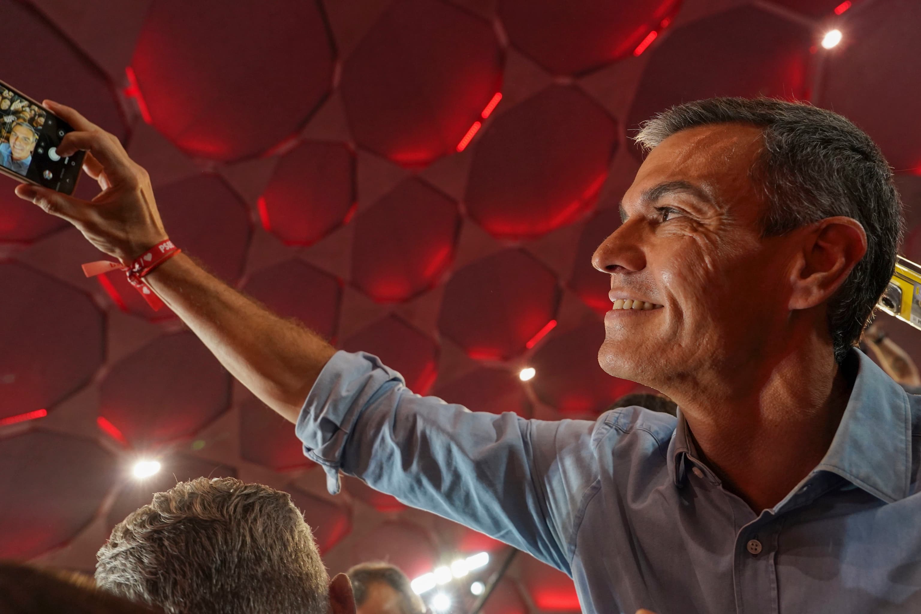 Sánchez bate ya el récord de decretos ley en democracia