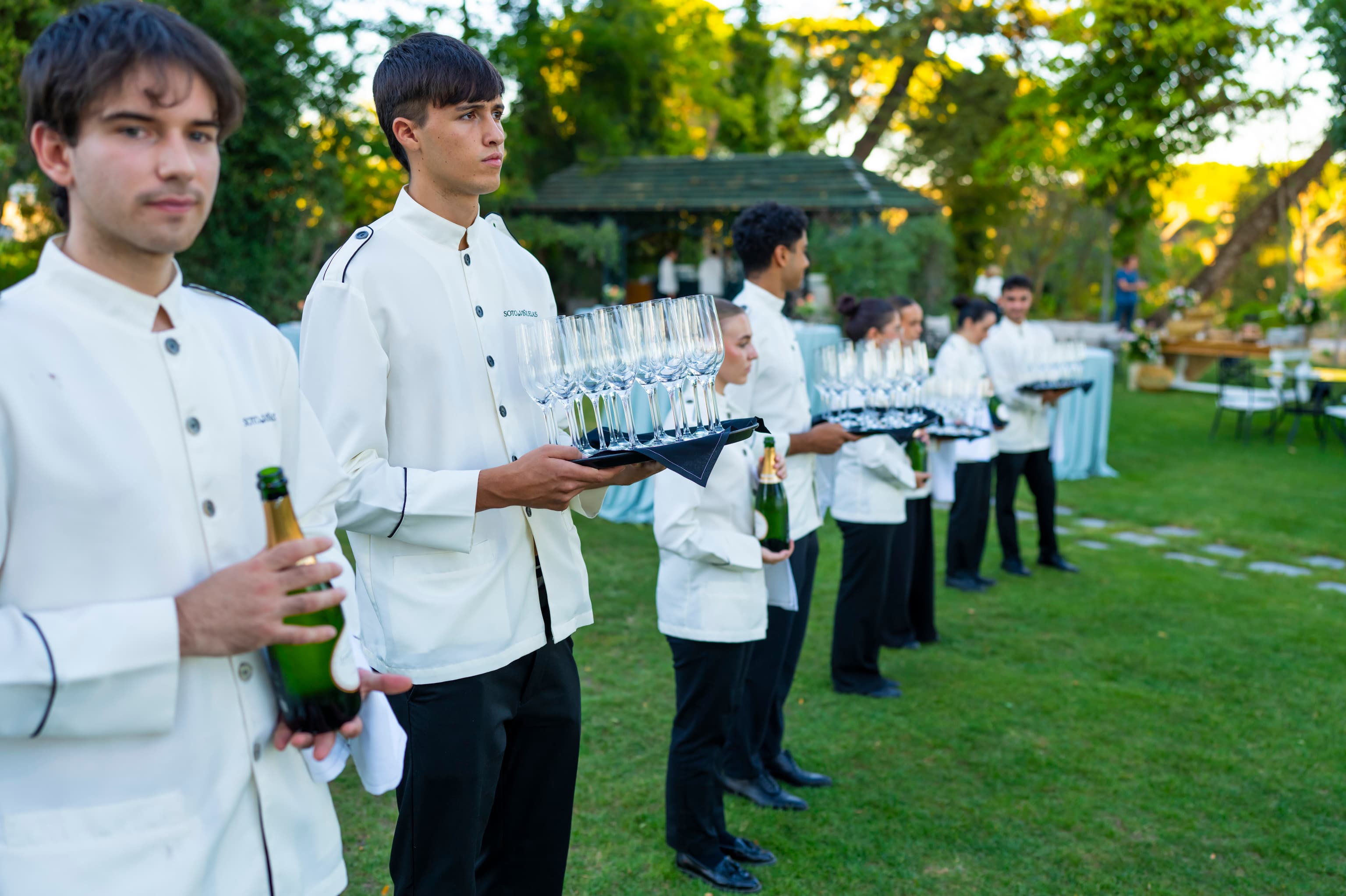 Del servicio de los aperitivos al momento tenso de la cocción de la lubina Wellington: así se prepara el catering de una boda de lujo
