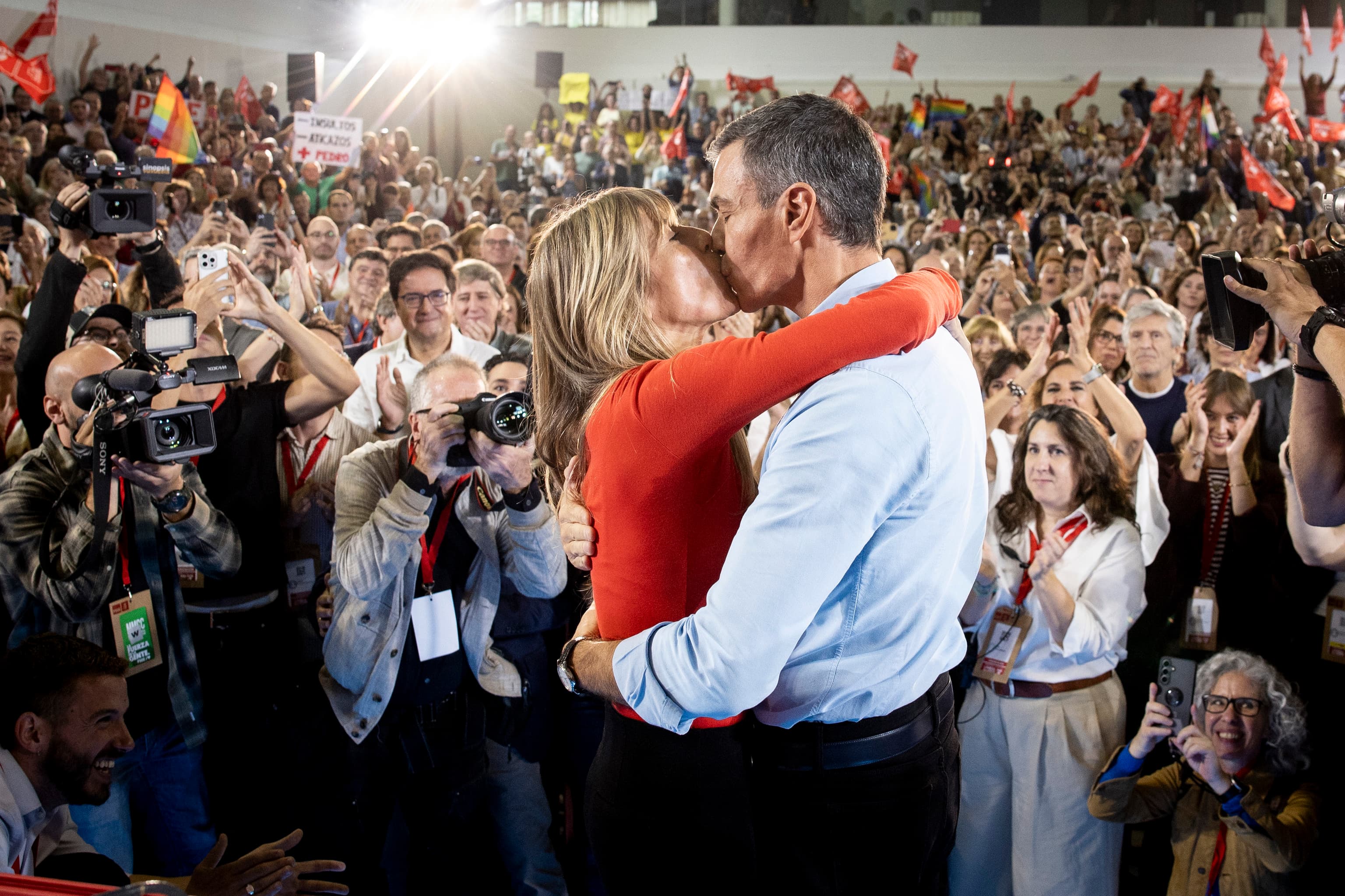 "La fuerza del amor" de Sánchez y Begoña sorprende en Argentina: "El kirchnerismo ha llegado a Madrid"