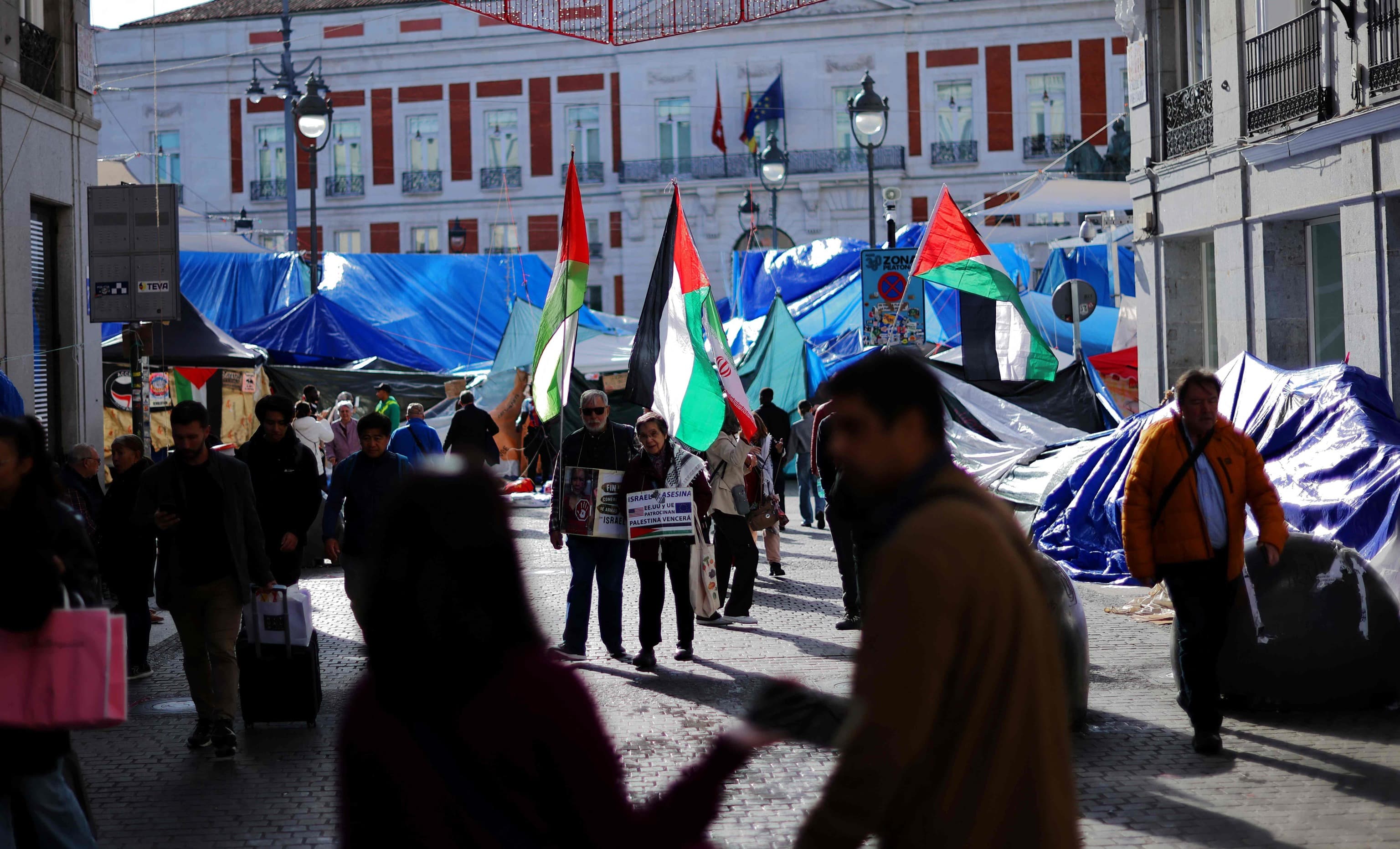 La acampada y los escraches trastocan la agenda de Ayuso y sus consejeros: "Entrar y salir de Sol es un caos"