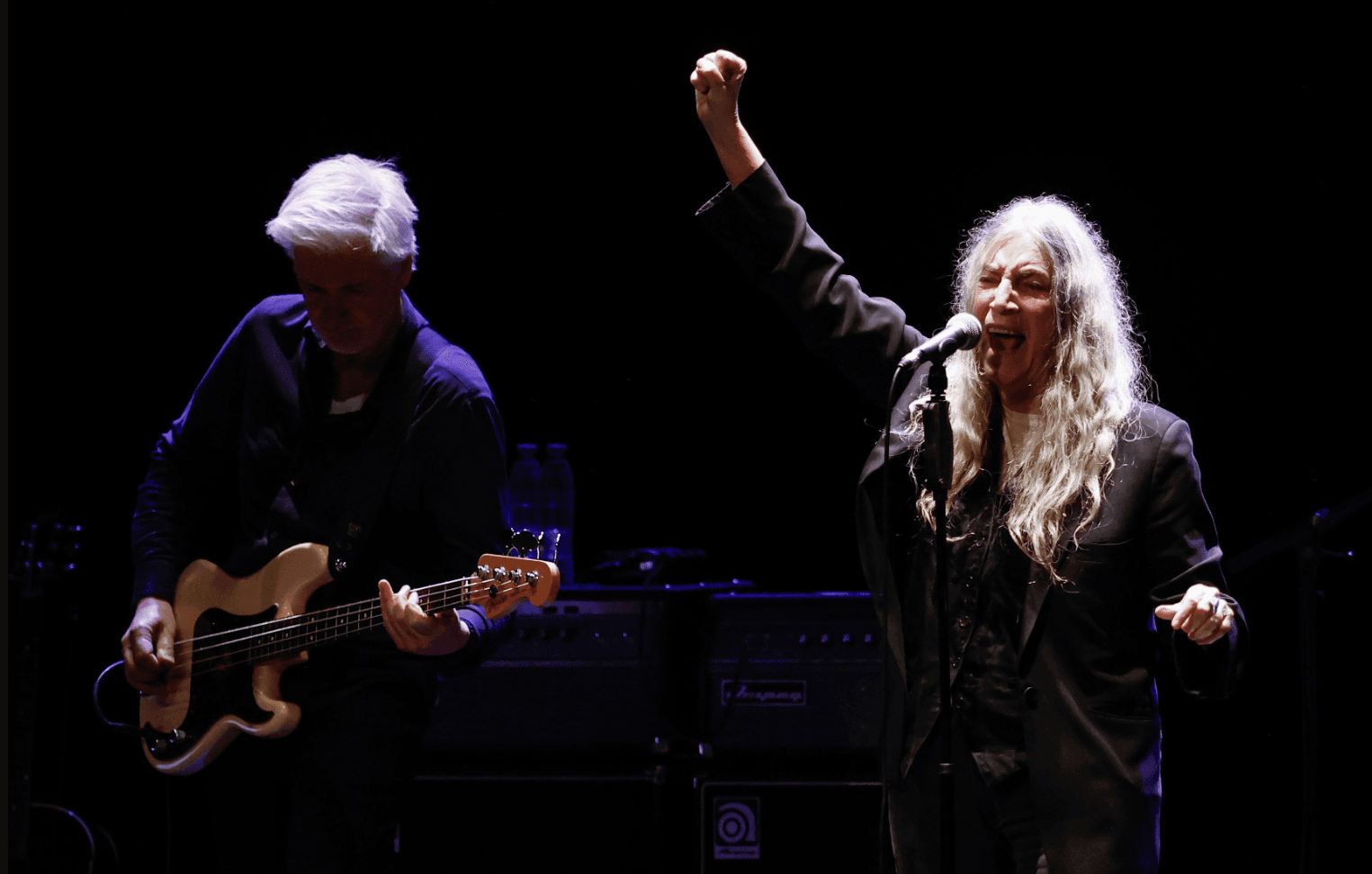 Patti Smith sumerge en un ritual chamánico a Gijón para celebrar los 50 años de su primer concierto en España