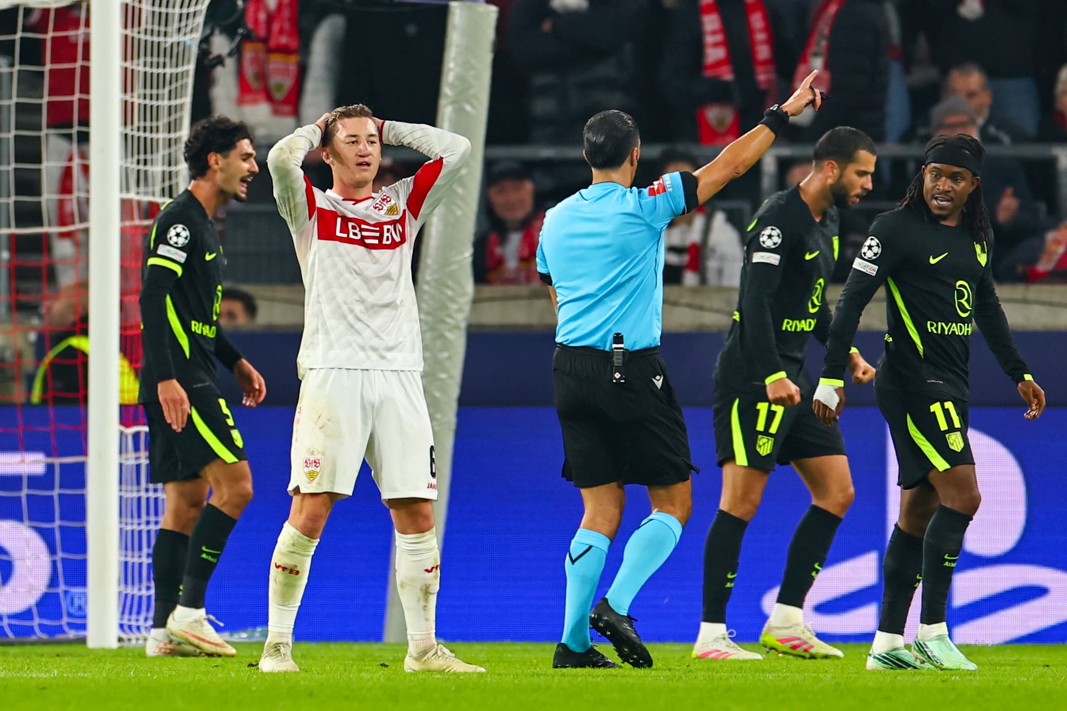 El Atlético sobrevive en Alemania y celebra por fin un gol de Julián