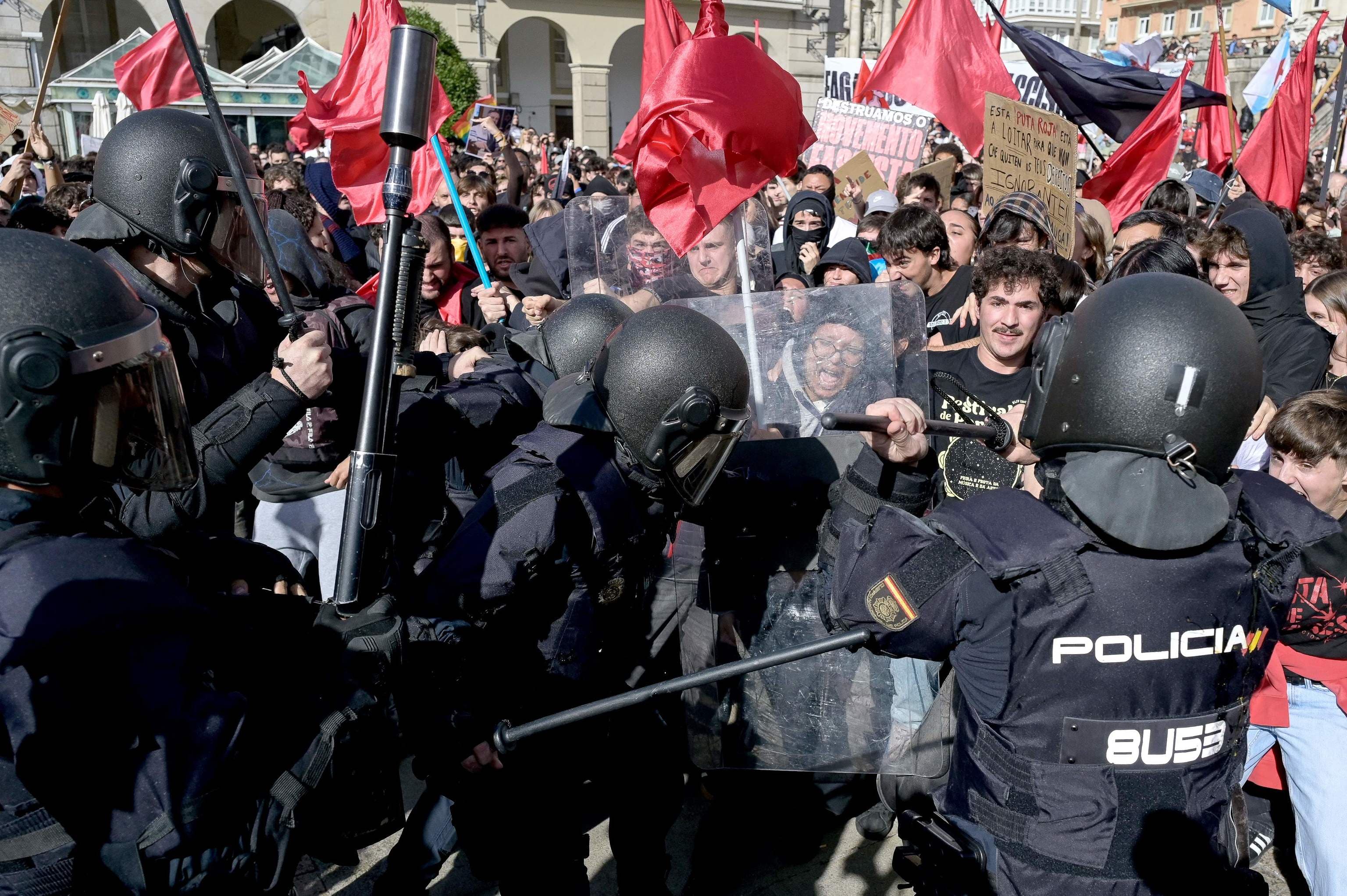 Disturbios y cargas policiales en A Coruña contra los manifestantes que protestaban ante un acto de Santiago Abascal