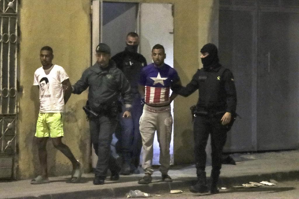 Registran una ONG en Ceuta y detienen a dos ceutíes acusados de repartir espray pimienta e incitar "a atacar a las fuerzas de seguridad"