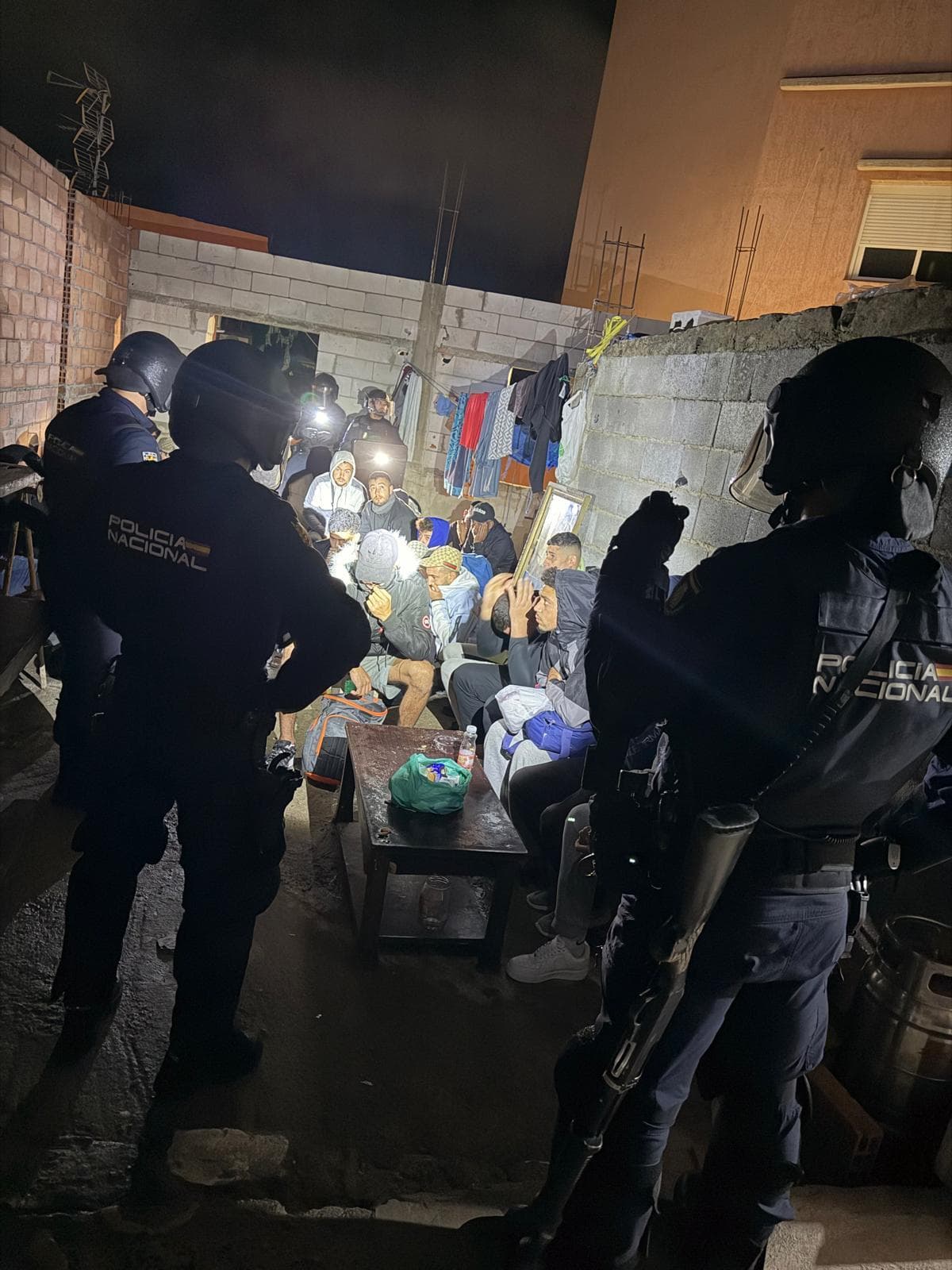 El ceutí de la 'casa de los horrores' ganaba 1.000 euros al día con 74 inmigrantes hacinados, les esclavizaba en obras bajo su control y dormía con una de ellas