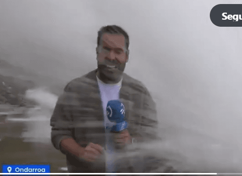 Una ola golpea a un reportero de ETB2 en directo en la costa vasca