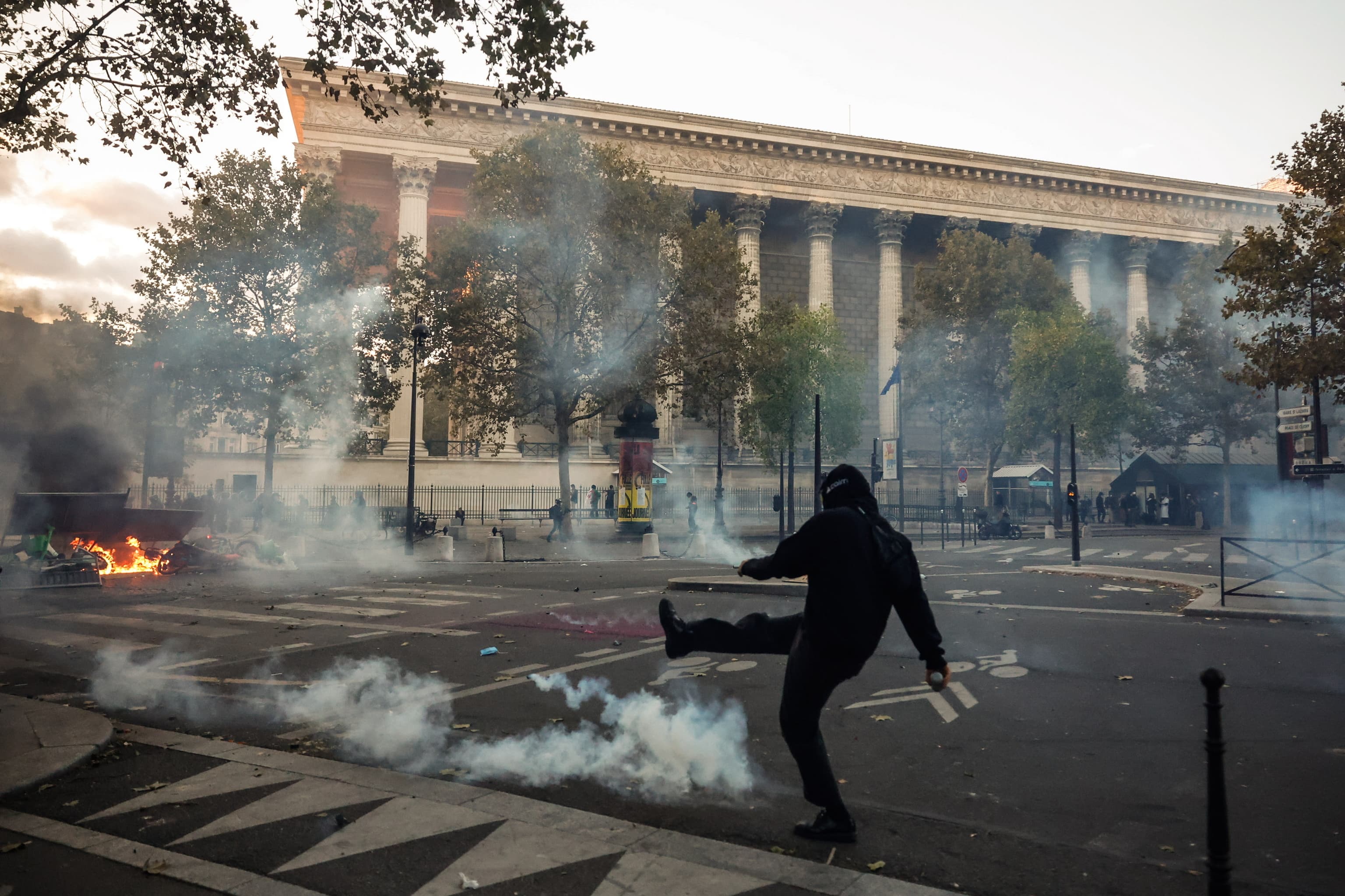 Los chalecos amarillos giran hacia la izquierda radical y desafían a Macron