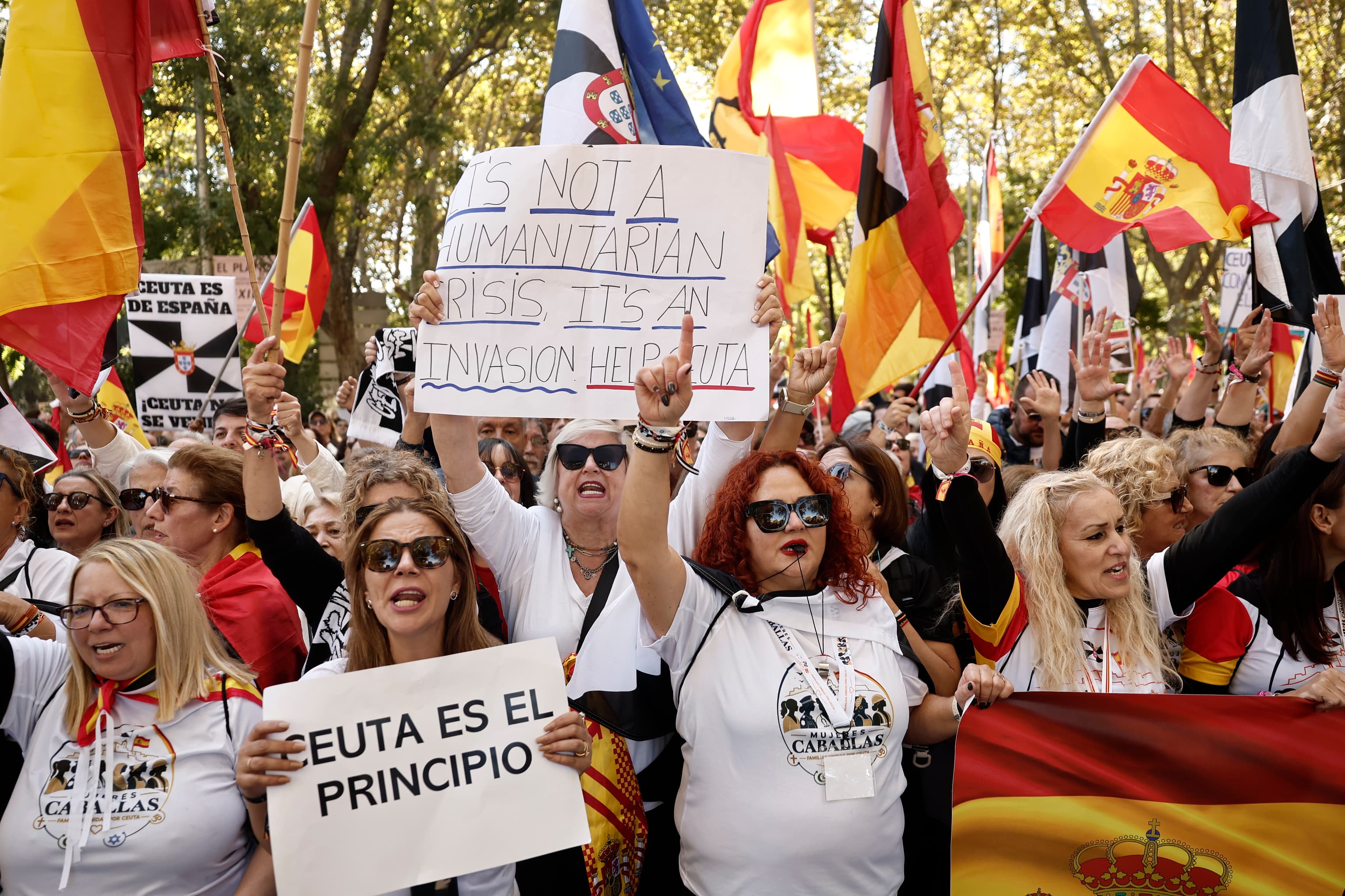 Miles de personas acuden en Madrid a la llamada de las 'caballas' para apoyar a Ceuta
