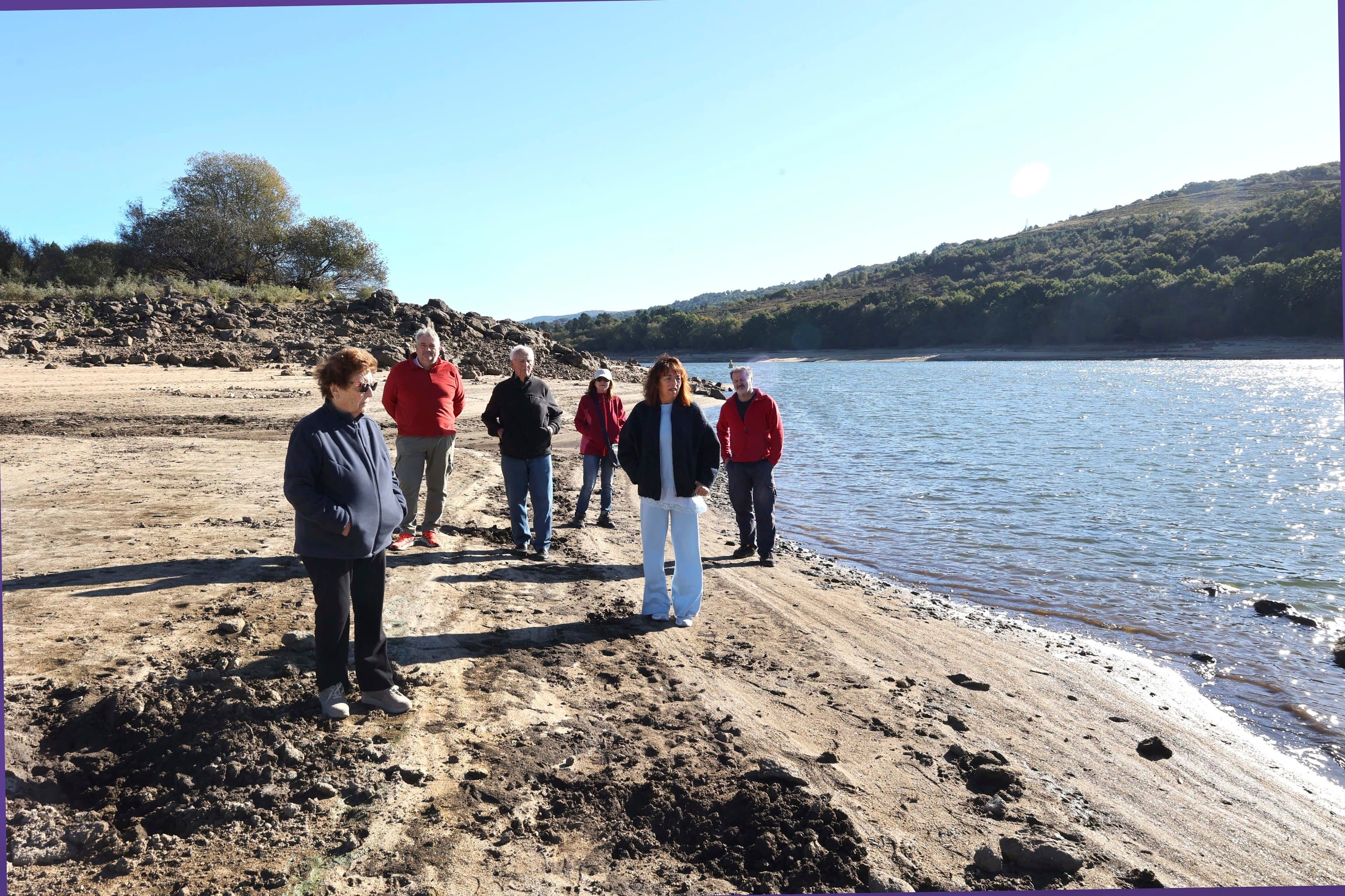 "¿Cómo podéis vivir aquí?": la lucha de los vecinos de As Conchas por su embalse, que sigue contaminado pese a la sentencia que les da la razón