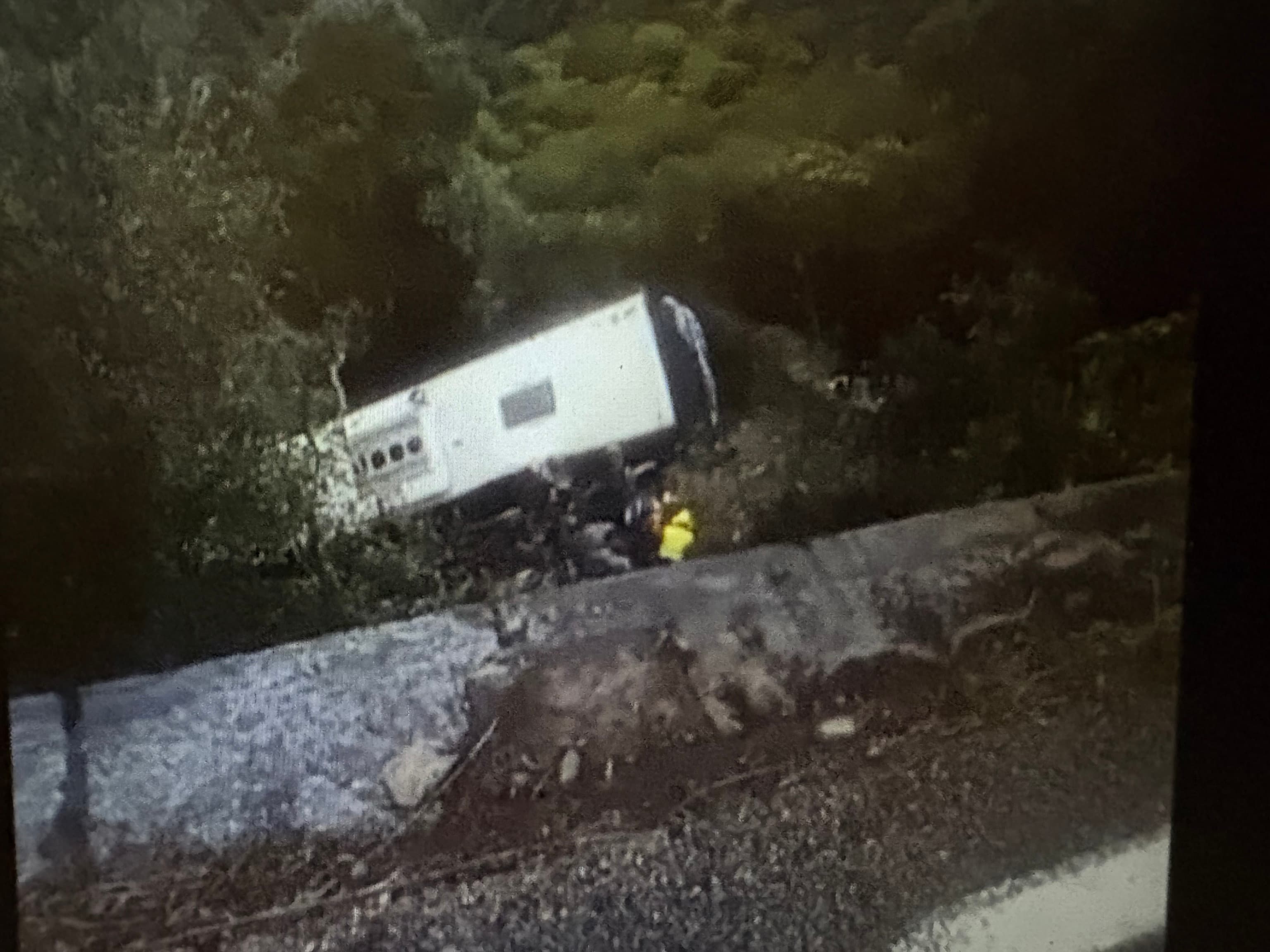 Ochenta y tres heridos, siete de ellos en estado grave, tras precipitarse un autobús por un terraplén de 20 metros en el Montseny