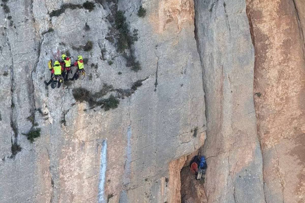 Los Bombers rescatan a dos escaladores que han pasado la noche en una pared a 400 metros