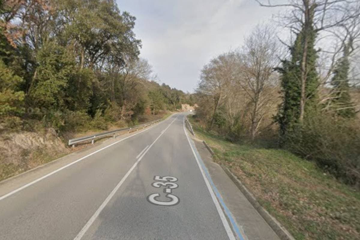 Muere un motorista y la pasajera resulta herida crítica al chocar con un jabalí en Maçanet (Girona)