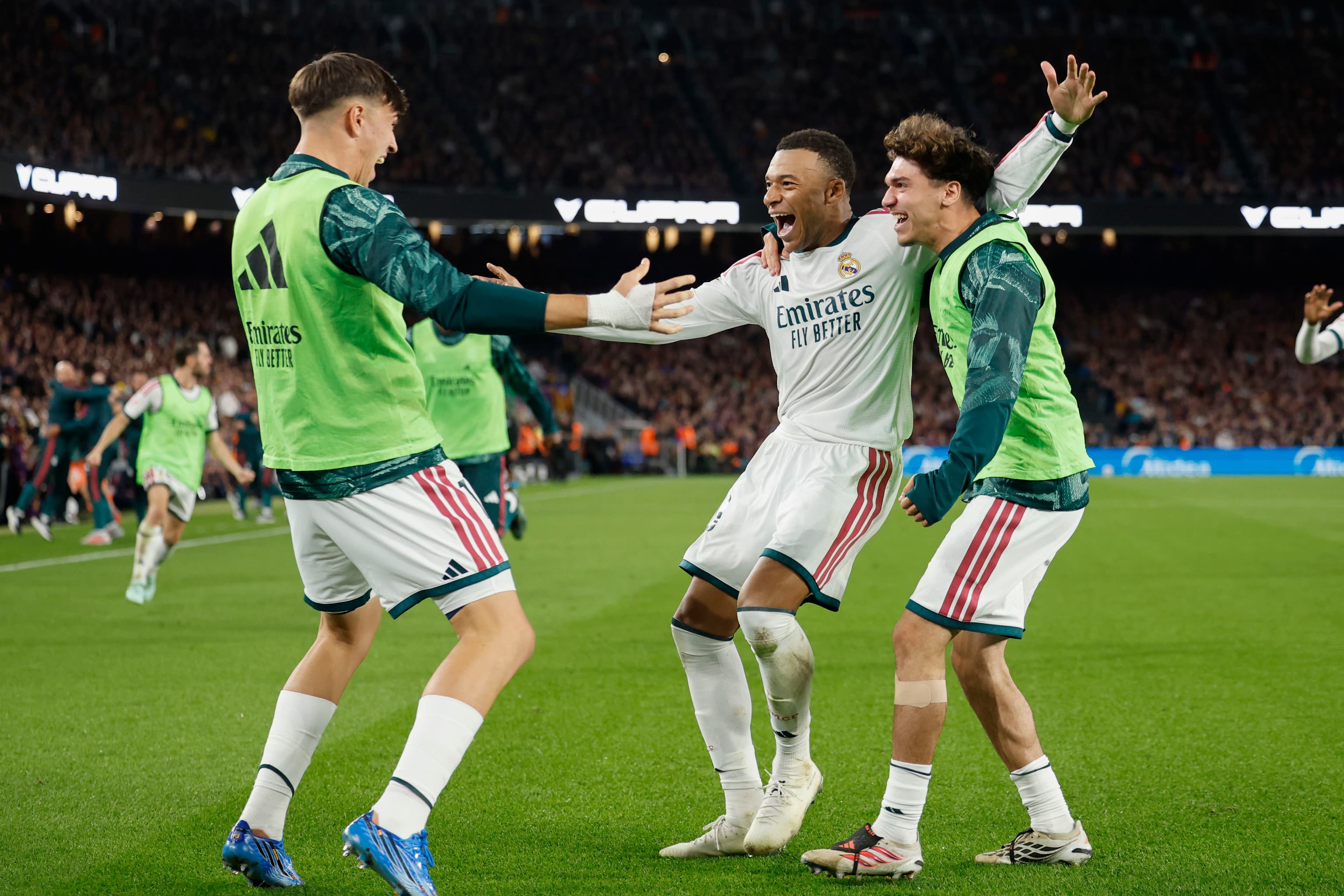 Mourinho profana el Camp Nou con un plan que da la victoria al Madrid y pone en ascuas la Liga