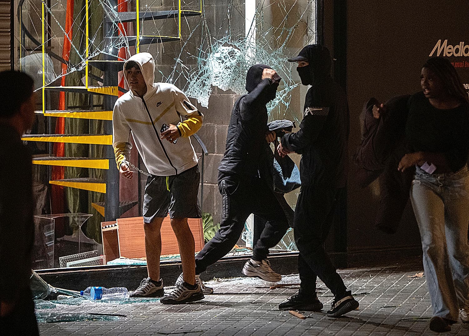 Los mensajes internos de los Mossos que advierten de otro saqueo masivo de Blocus: "Quieren repetirlo. Hay bandas latinoamericanas"