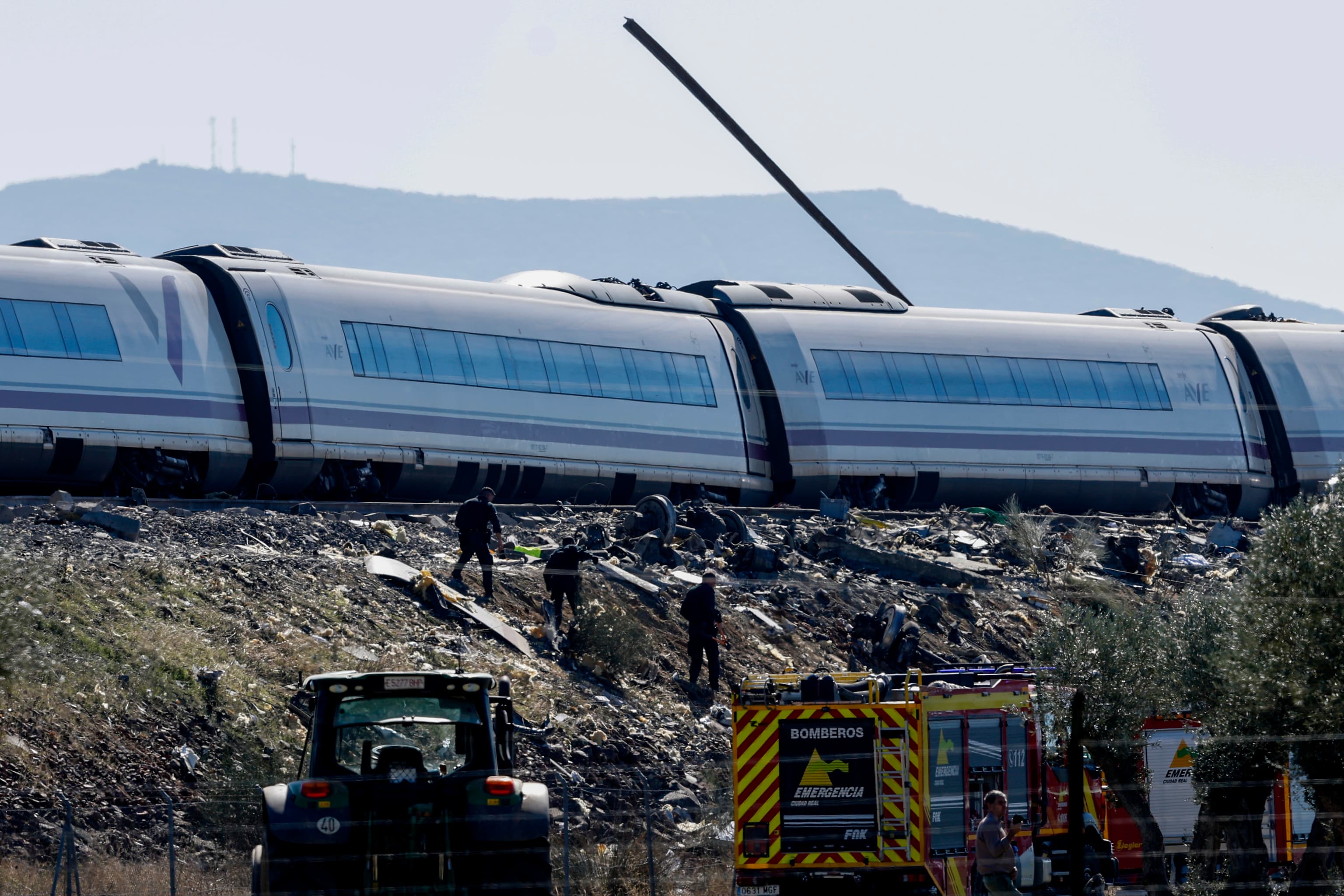 La Guardia Civil toma declaración al operario señalado por Puente mientras la juez ordena incautar las cajas negras de los trenes