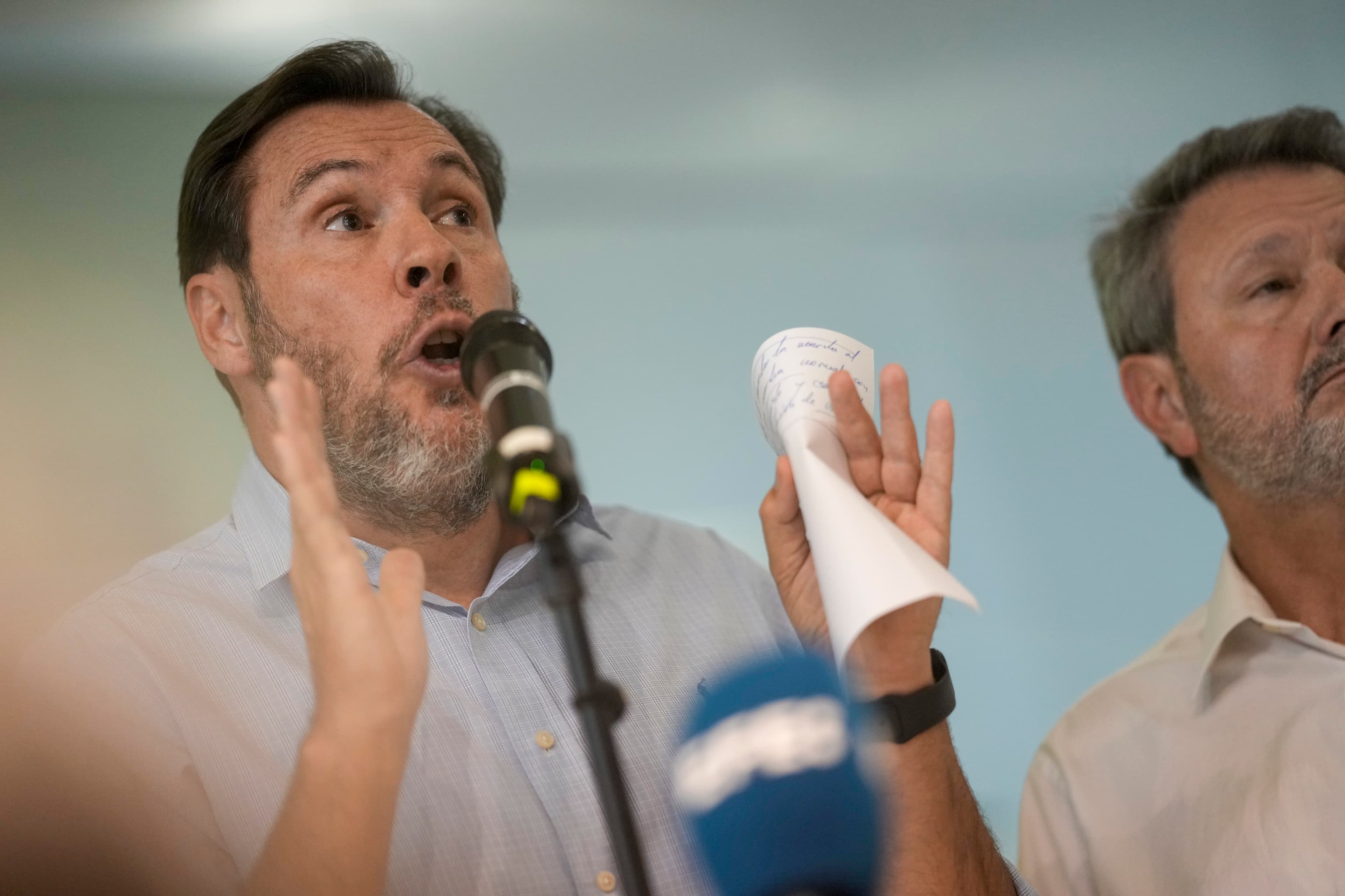 Óscar Puente, el ministro tuitero que bromeaba con los retrasos de "la Renfe" hace una semana, asediado por dos tragedias en nueve meses