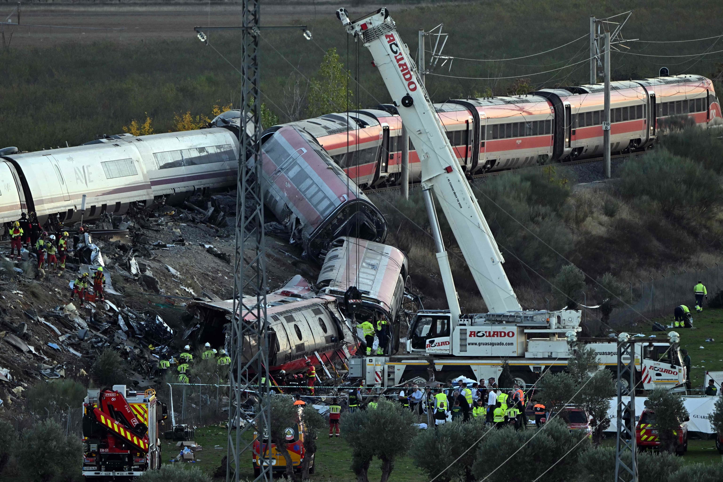 Otra tragedia ferroviaria deja al menos 68 muertos y sacude España en plena precampaña: el Gobierno minimiza la caída del sistema y señala a una orden "inexplicable" del control