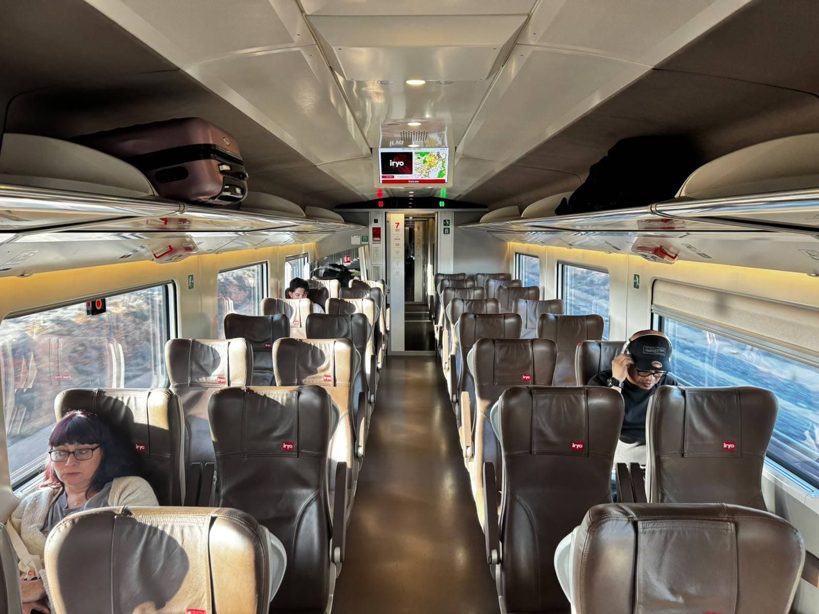 Trenes del silencio y vagones semivacíos en la alta velocidad un día después de la tragedia: "Esto es una ruina, ¿quién se atreve a coger un tren ahora?"