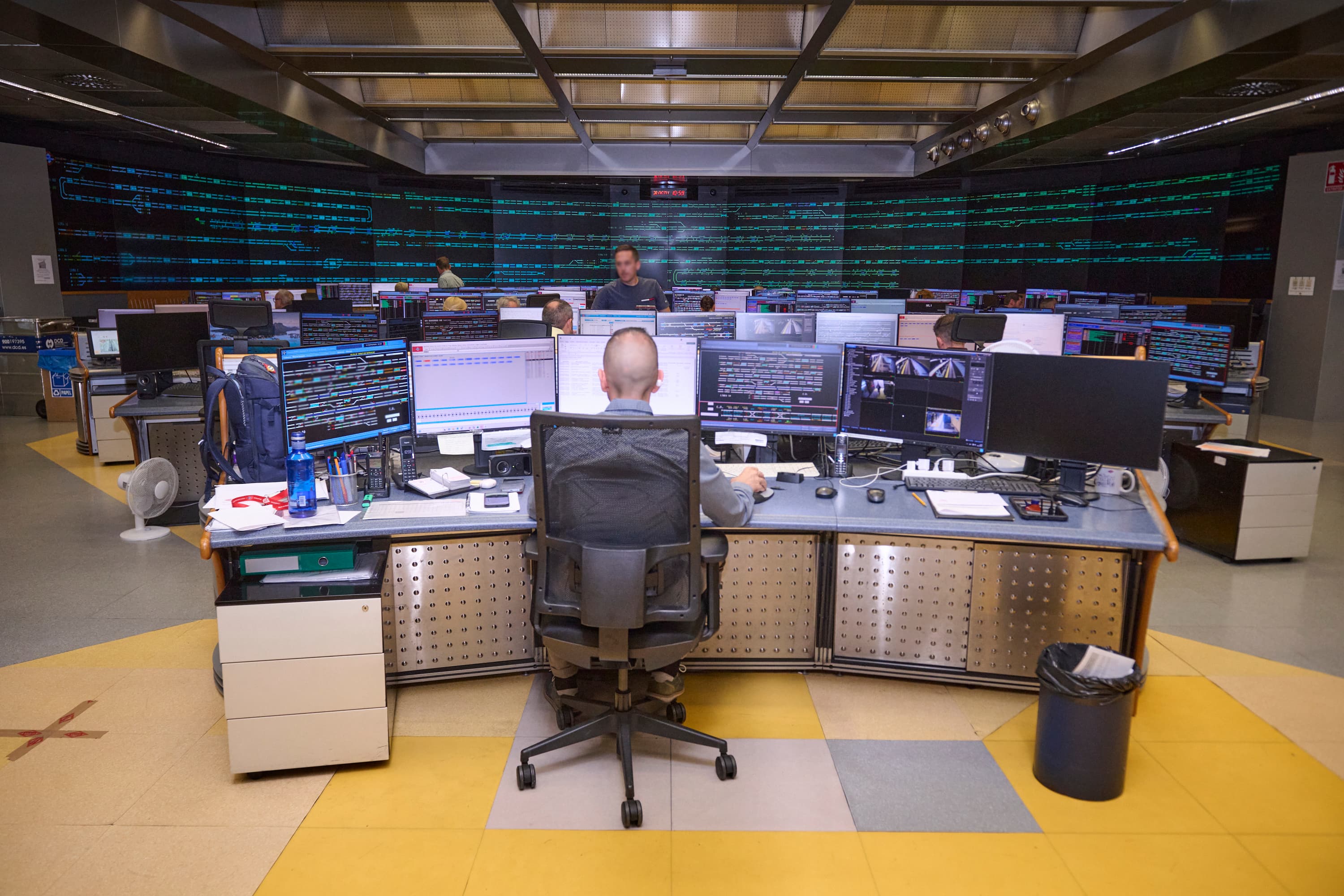 Alto del Arenal, el 'cerebro' de Metro que monitoriza 300 trenes y hasta medio millón de viajeros en hora punta: "Cerramos los ojos y vemos la red entera"