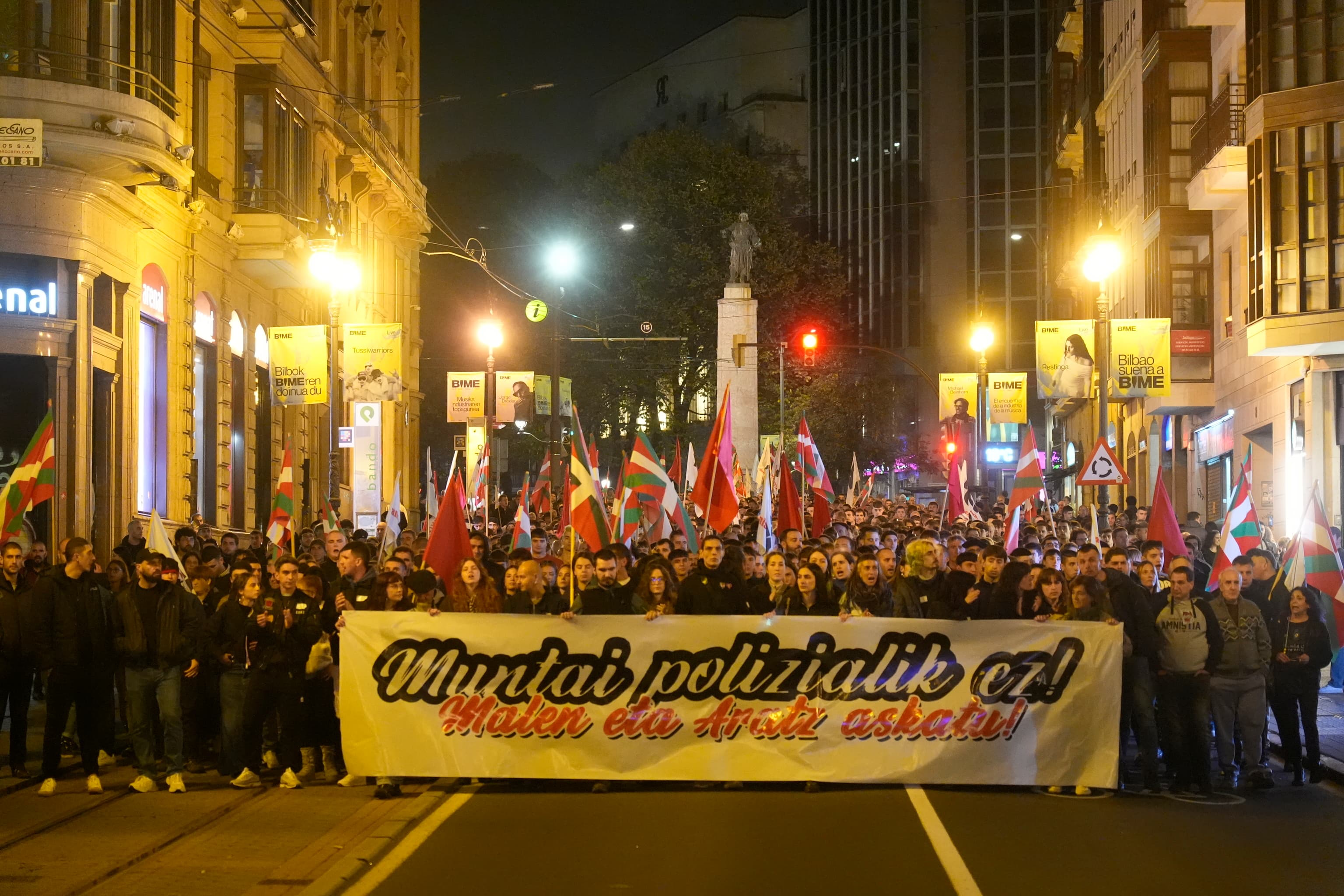 Un millar de simpatizantes de Jardun reclama en un Bilbao atemorizado la amnistía para los etarras y reivindica la "lucha"