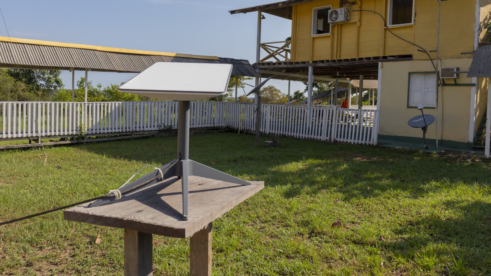 How do Starlink speeds compare to 5G?