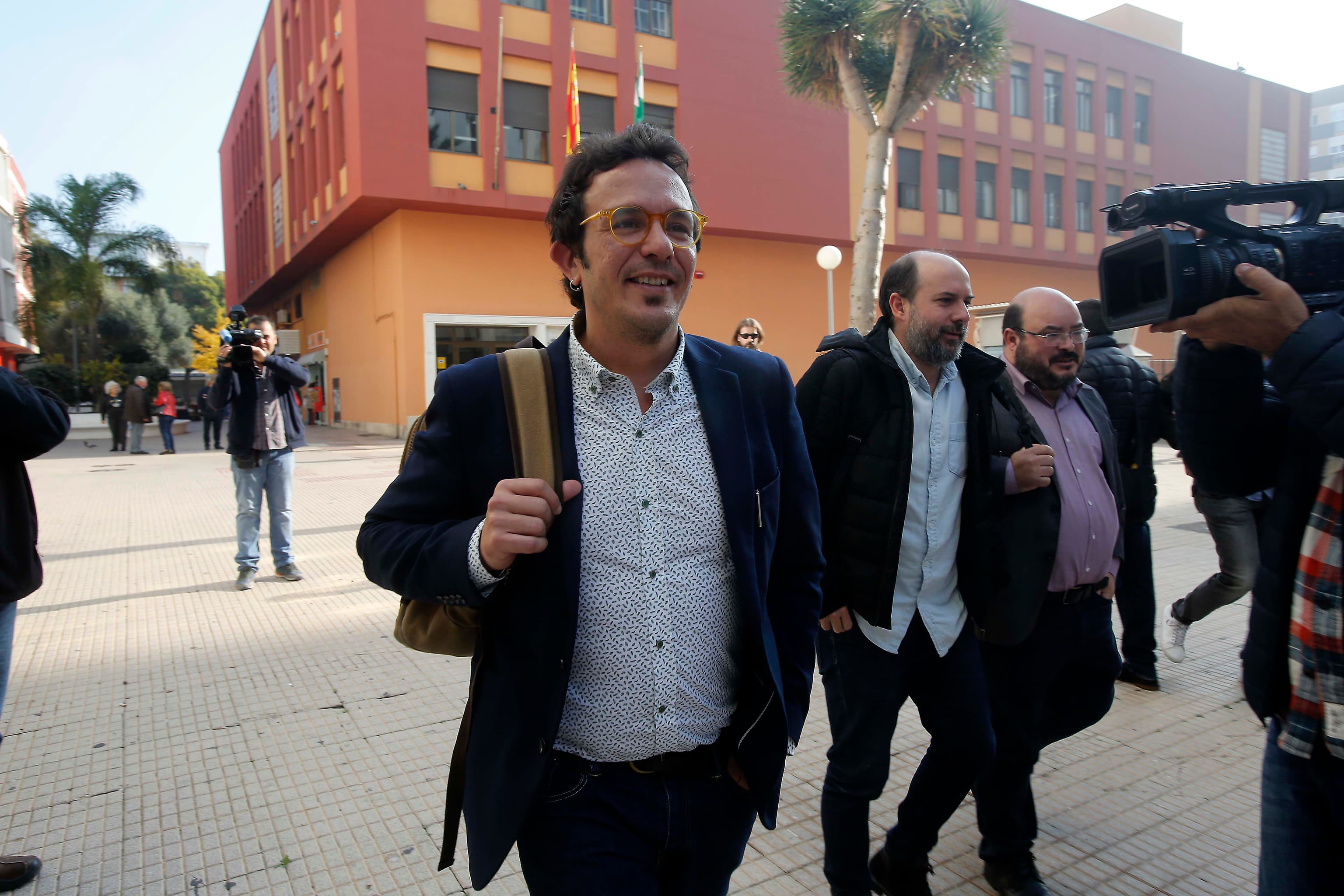 Kichi y su mochila de 19 denuncias: la última sí lo pone al borde del banquillo por el 'enchufe' de asesores