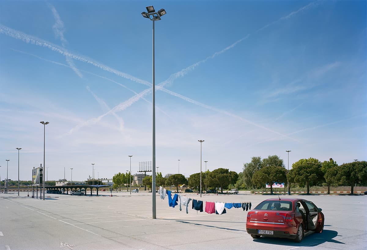 La vida secreta del parking del Carrefour un domingo por la mañana y otros lugares en los márgenes: "Mi fotografía muestra lo que ves a través de la ventanilla del coche"