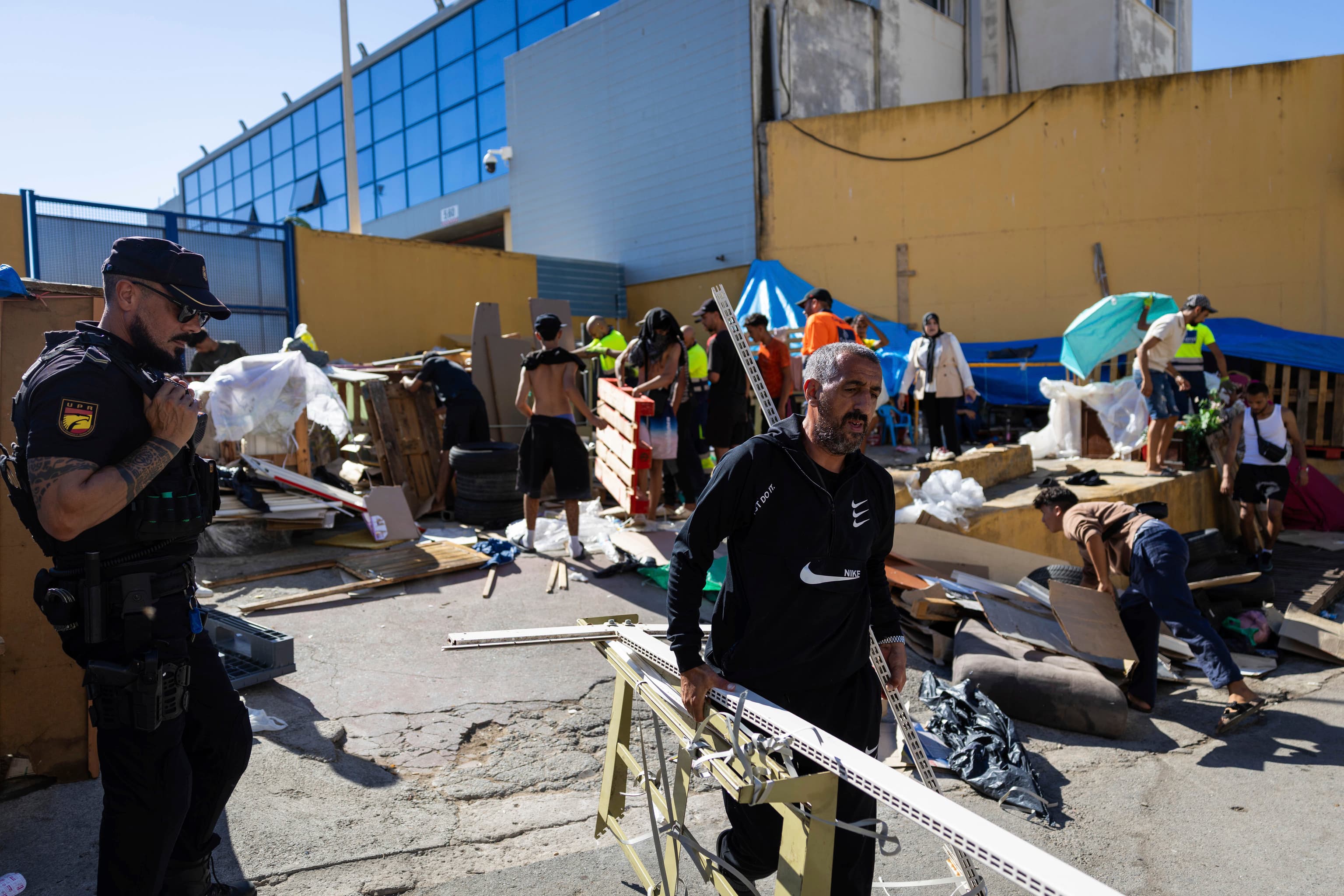 La fuerte vigilancia mantiene en calma la frontera de Ceuta mientras se desaloja parte del polígono del Tarajal