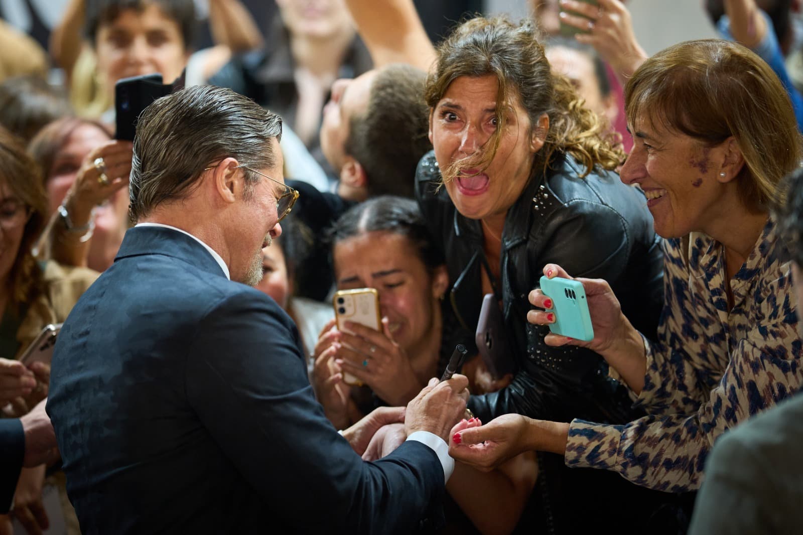 El paraíso de los cazadores de autógrafos y selfis en el Festival de San Sebastián: "Si veo a Brad Pitt, le voy a pedir su número y que me invite a un café"