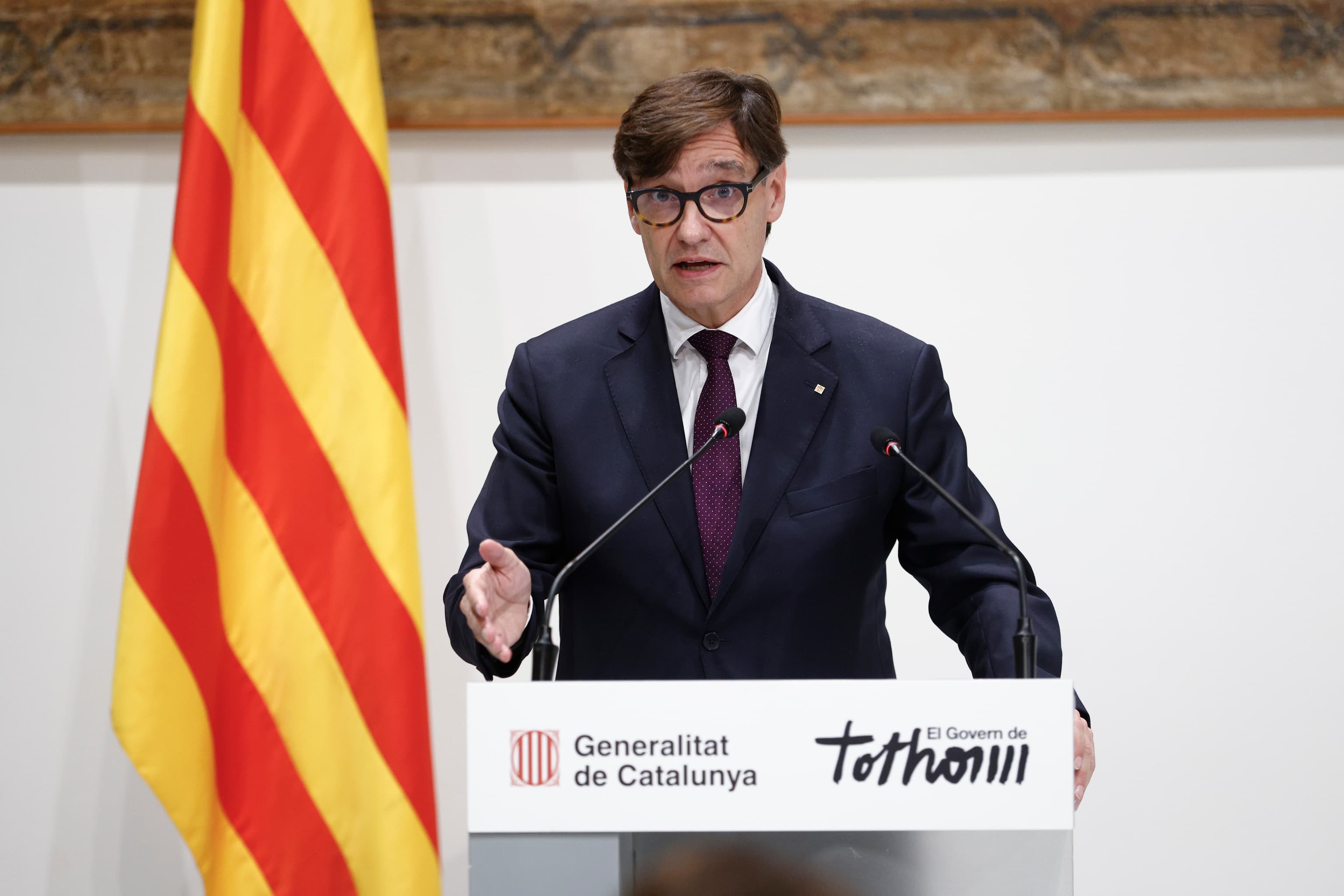 El manual con el que Illa desobedece la orden del Supremo de rotular en castellano en las escuelas: "La lengua de la señalización es el catalán. No se prevé el bilingüismo"