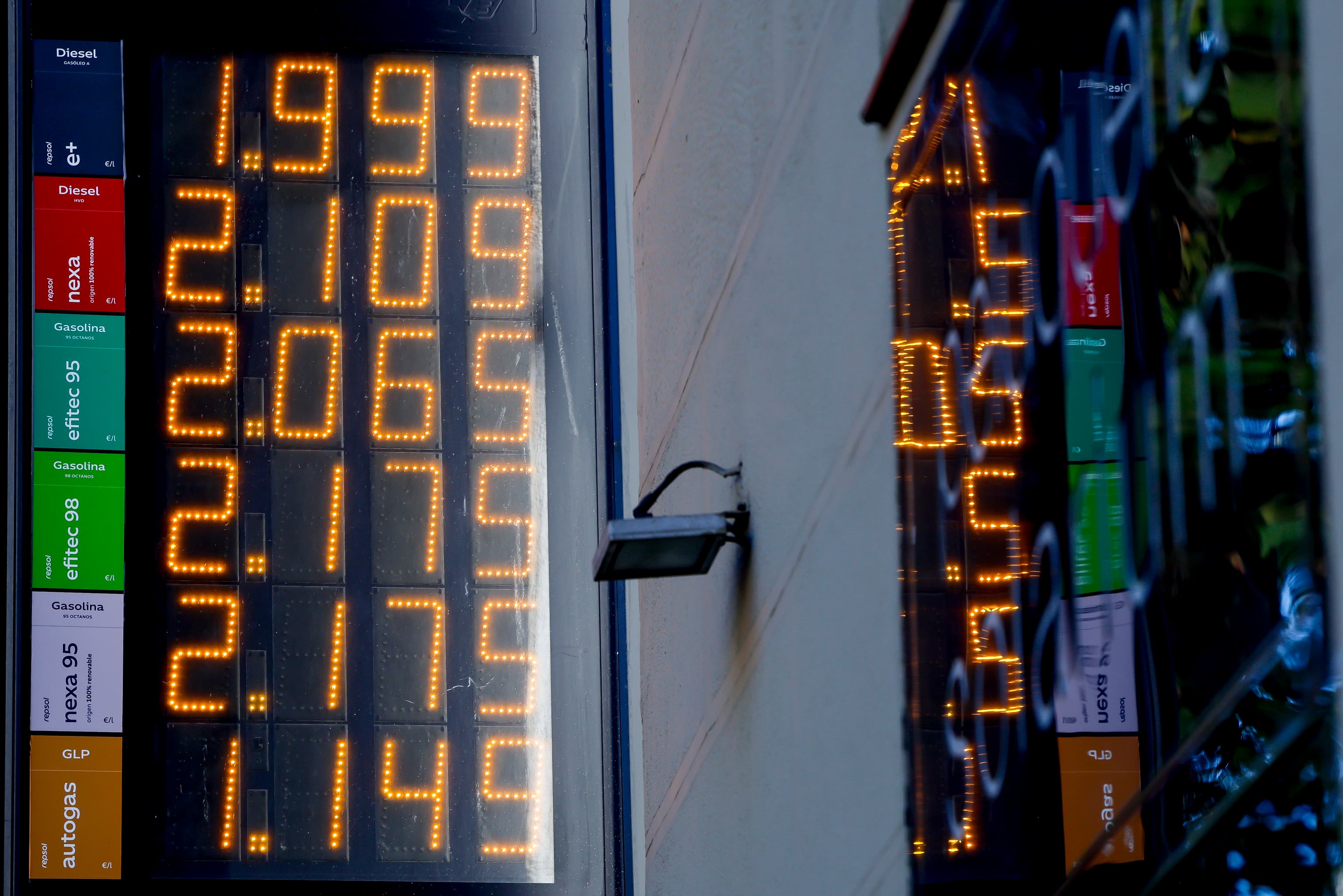 ¿Por qué la rebaja fiscal del diésel no llega a su bolsillo? El margen de las refinerías españolas sube el doble de rápido que el precio del petróleo