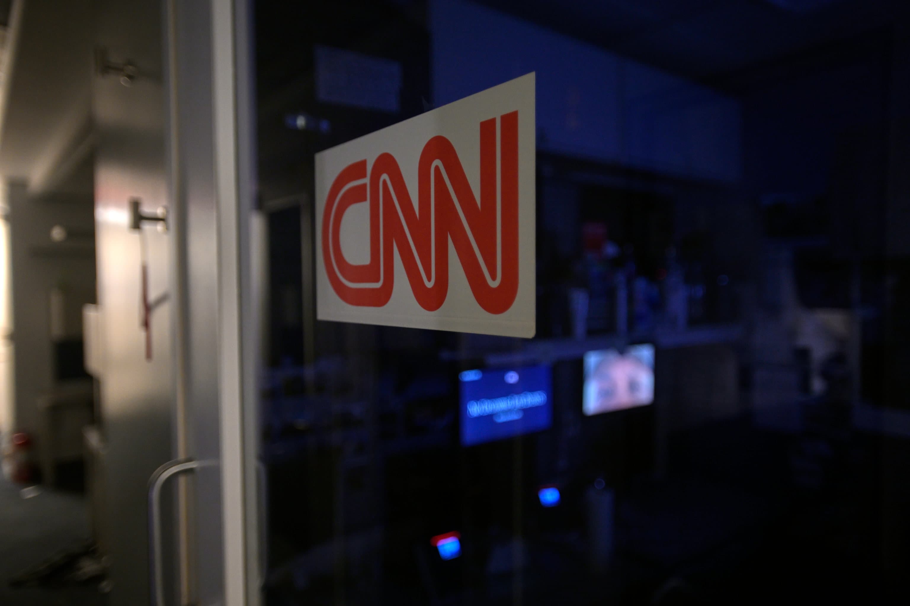 La Casa Blanca desafía la orden de un juez federal y vuelve a vetar a la CNN