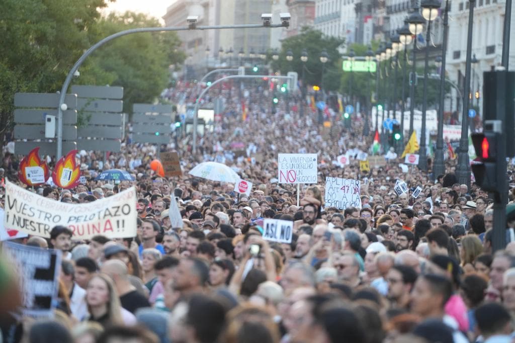 La manifestación por la vivienda desemboca en una gran acampada en Sol: "O nos sacan a palos, o nos quedamos aquí"
