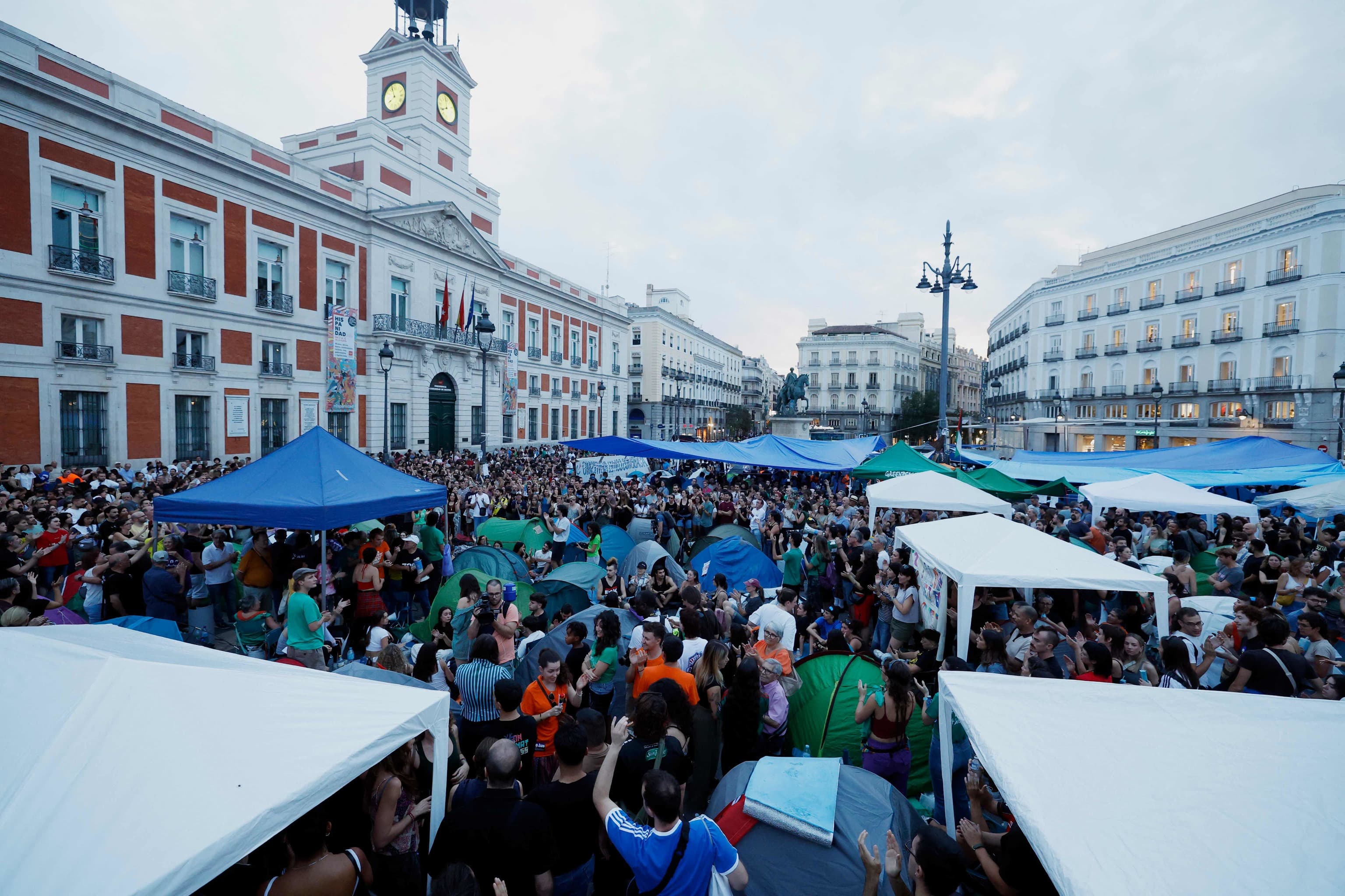 Almeida exige al Gobierno de Sánchez que actúe ante la acampada de Sol y denuncia su "dejación de funciones"