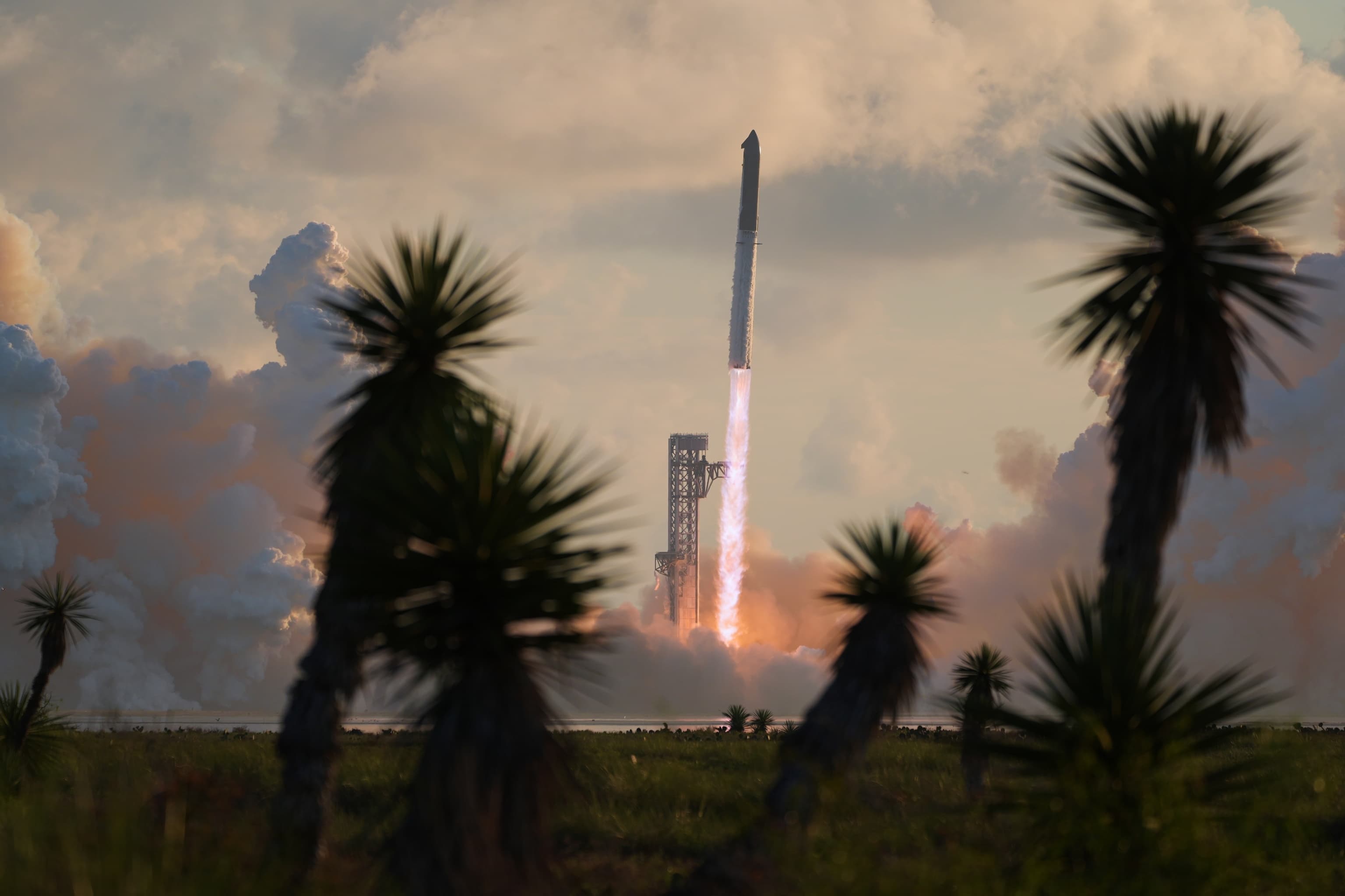 El megacohete de SpaceX Starship alcanza la órbita terrestre por primera vez y explota durante el amerizaje