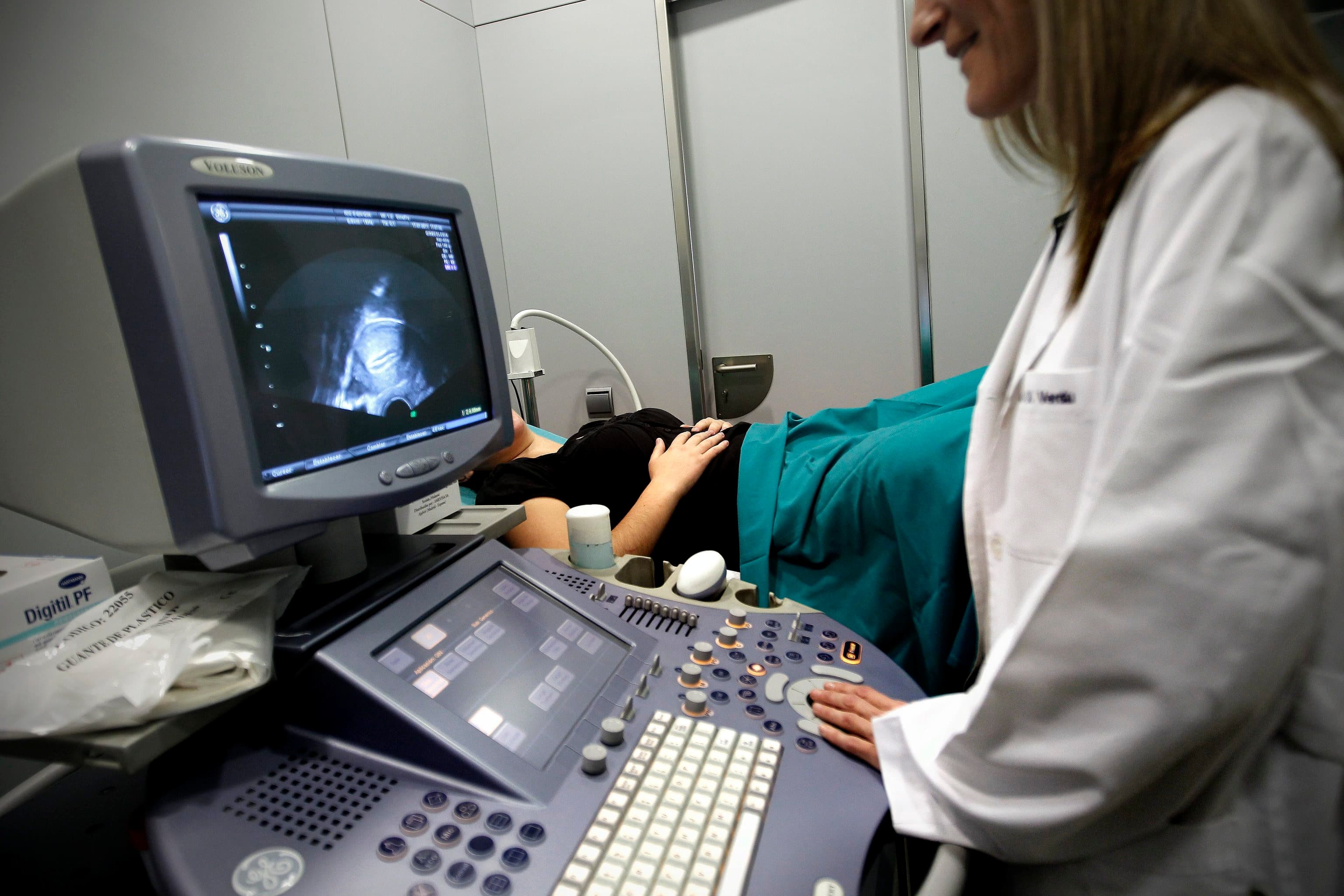 Las incógnitas de los médicos ante el nuevo plan de aborto de Mónica García: falta de ecógrafos y de formación y objeción de conciencia en el horizonte