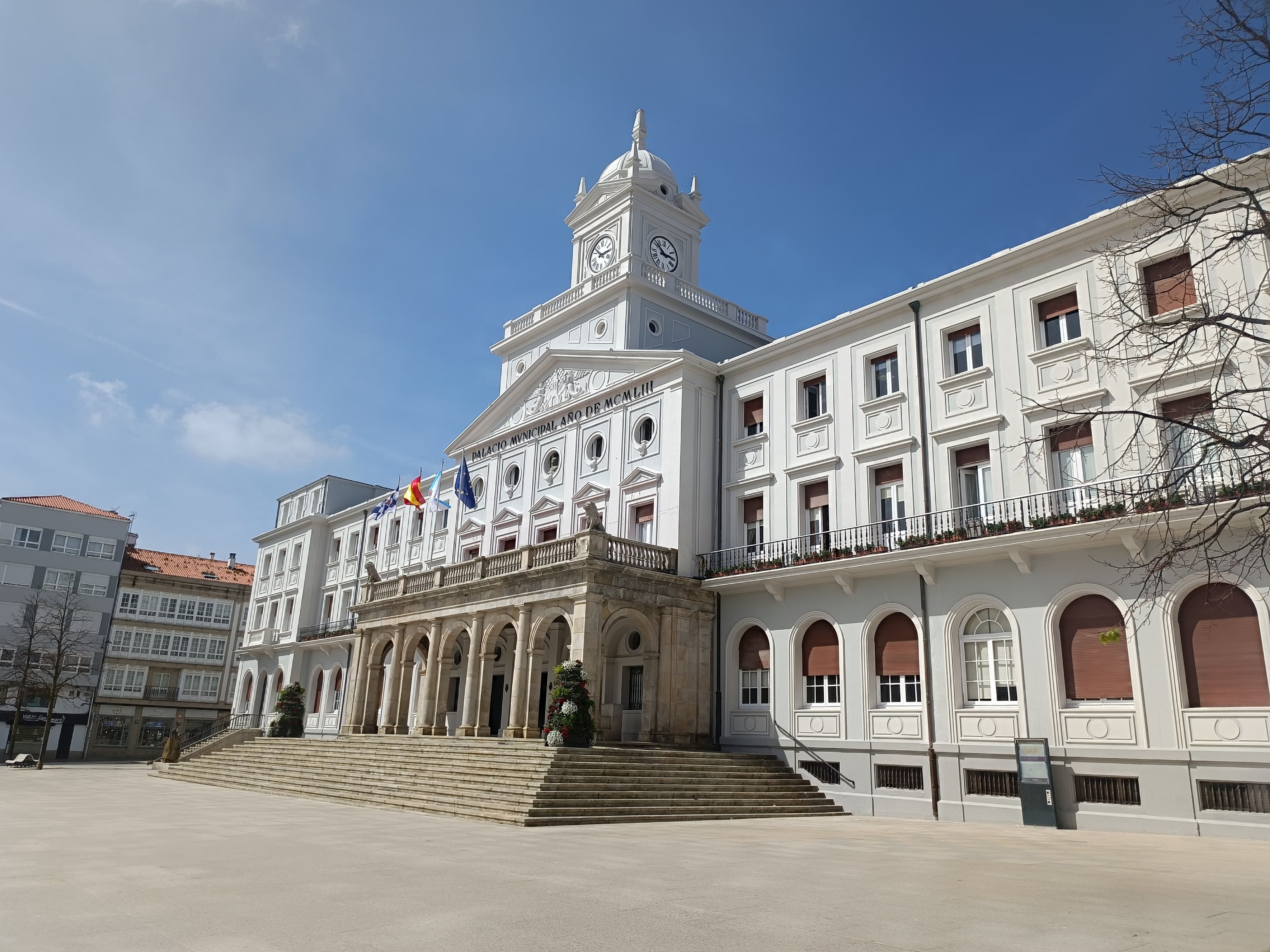 Ferrol reclama 8.500 euros por recibos de agua a una mujer que lleva 22 años viviendo en Londres: "Es surrealista"