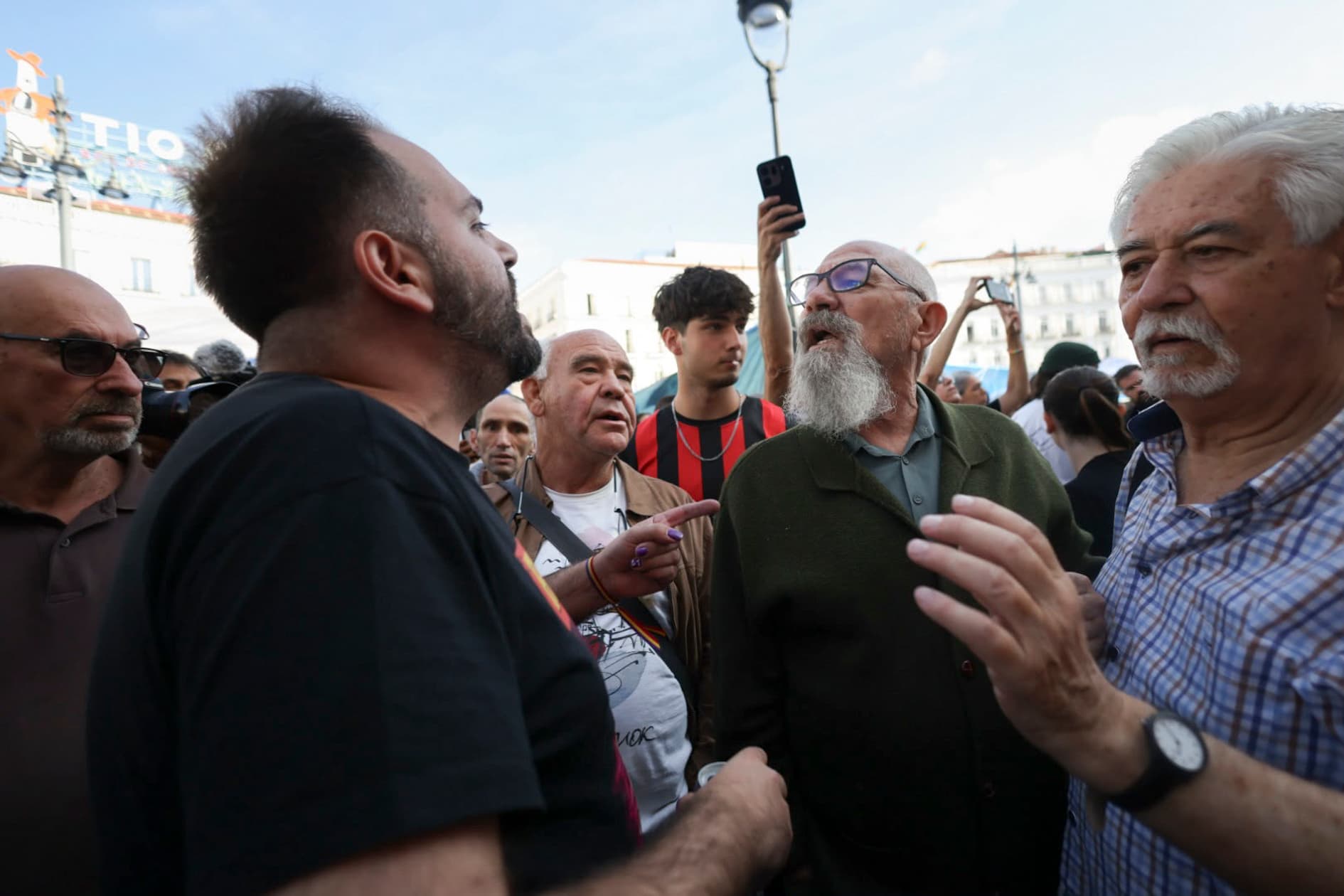 Aumenta la preocupación del Ejecutivo de Ayuso por el "absoluto descontrol" de la acampada y el cerco a la sede de la Comunidad: "Teníamos gente subida a las ventanas"