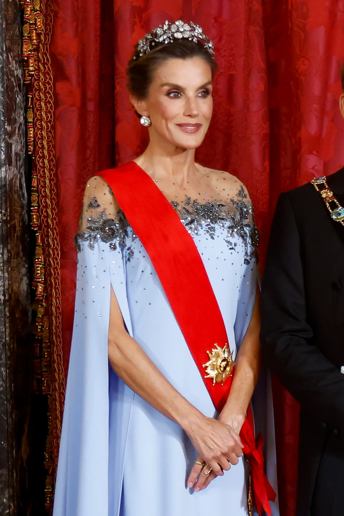 La Reina Letizia brilla con la tiara floral, los pendientes de chatones y un vestido prestado de Carolina Herrera New York, y Brigitte Macron con un look blanco y plata