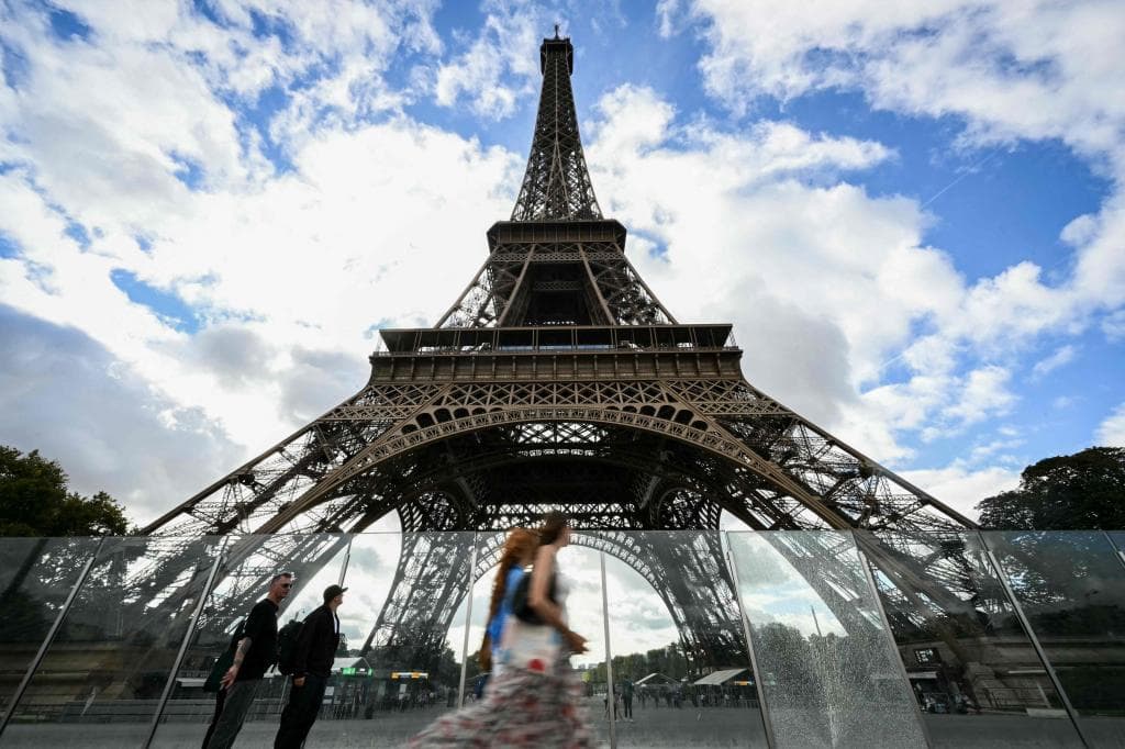 El escándalo que hizo temblar la torre Eiffel