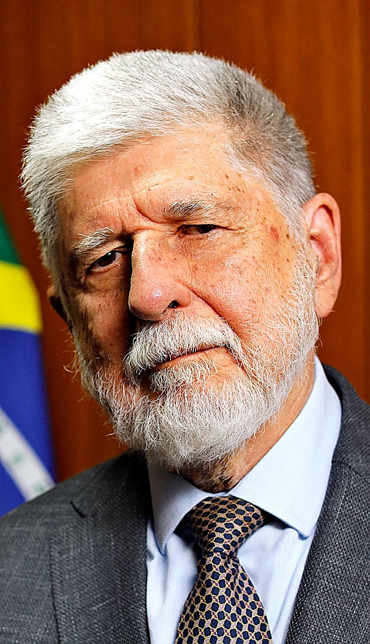 Celso Amorim, ex ministro de Exteriores: "Brasil es muy grande para ser controlado, pero los de Bolsonaro están siempre con la bandera de Estados Unidos"