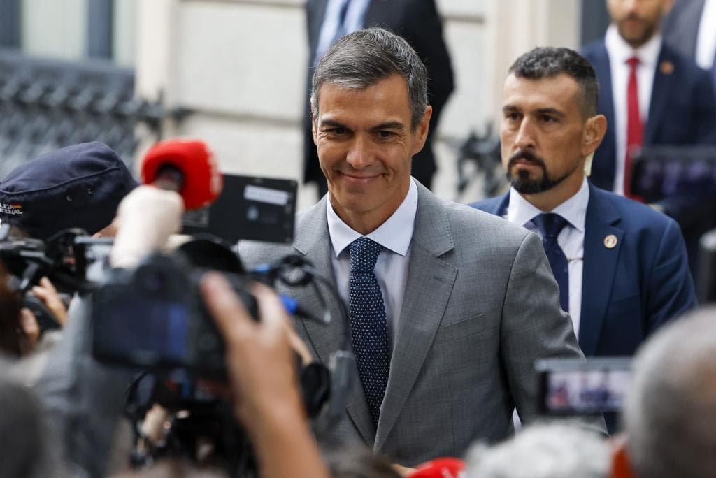 Sánchez, siempre un pasito por detrás de Trump, rodea el Congreso