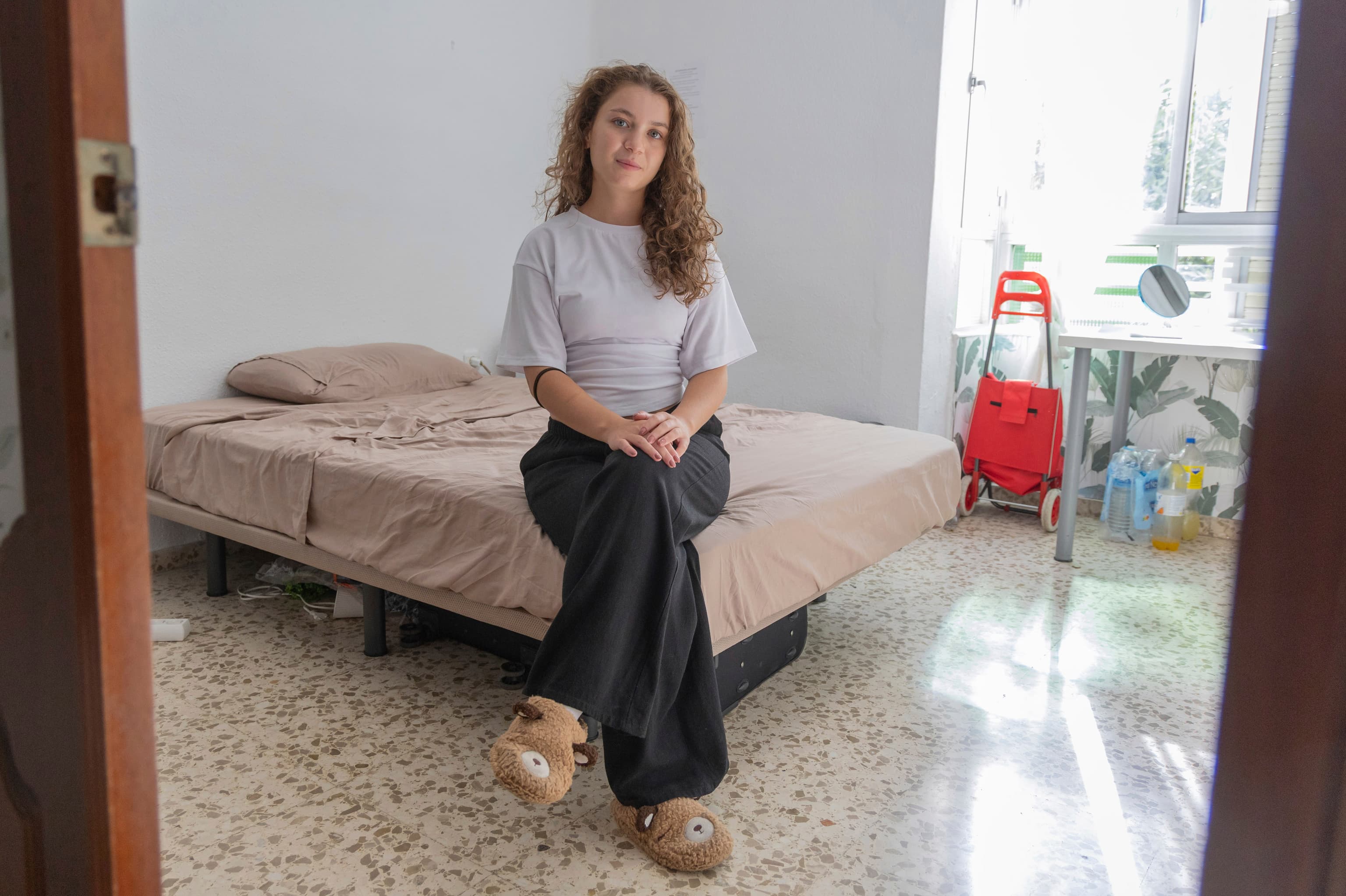 La crisis del alquiler empuja a los jóvenes vivir en hogares sin zonas comunes: "Ninguno de los pisos que encontraba tenía salón"