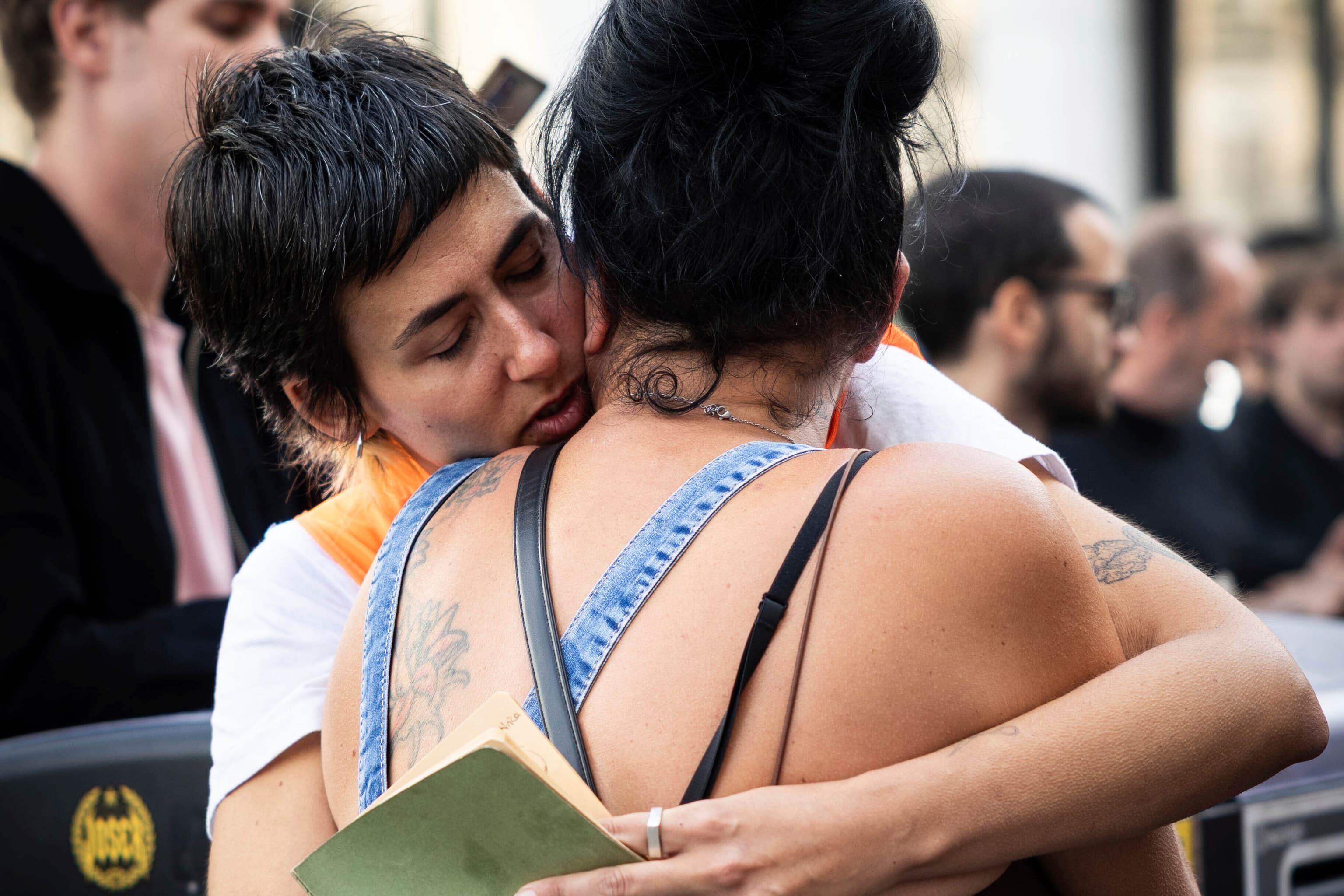 ¿Y ahora qué?: Las reacciones de los acampados en la Puerta del Sol y el miedo irrefrenable a un nuevo Gobierno: "Si sale la derecha estaremos incluso más jodidos"