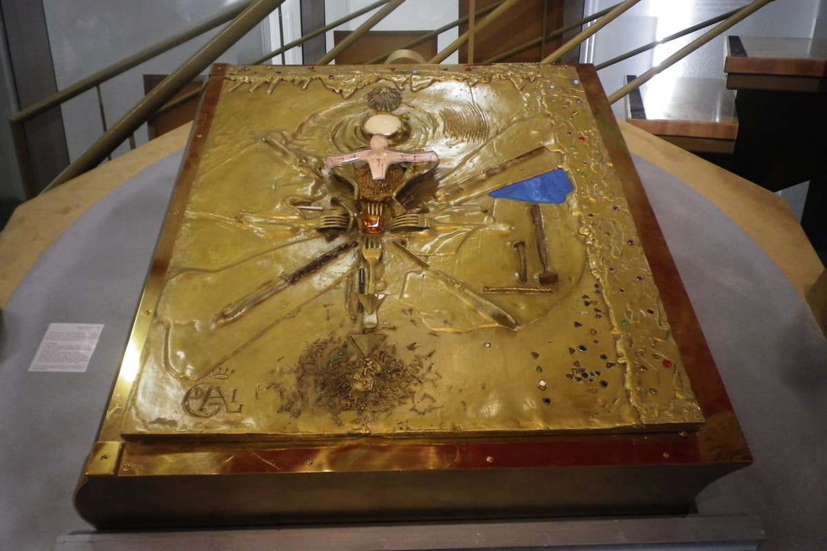 Roban un valioso libro de 210 kilos con la cubierta de Salvador Dalí en un museo francés